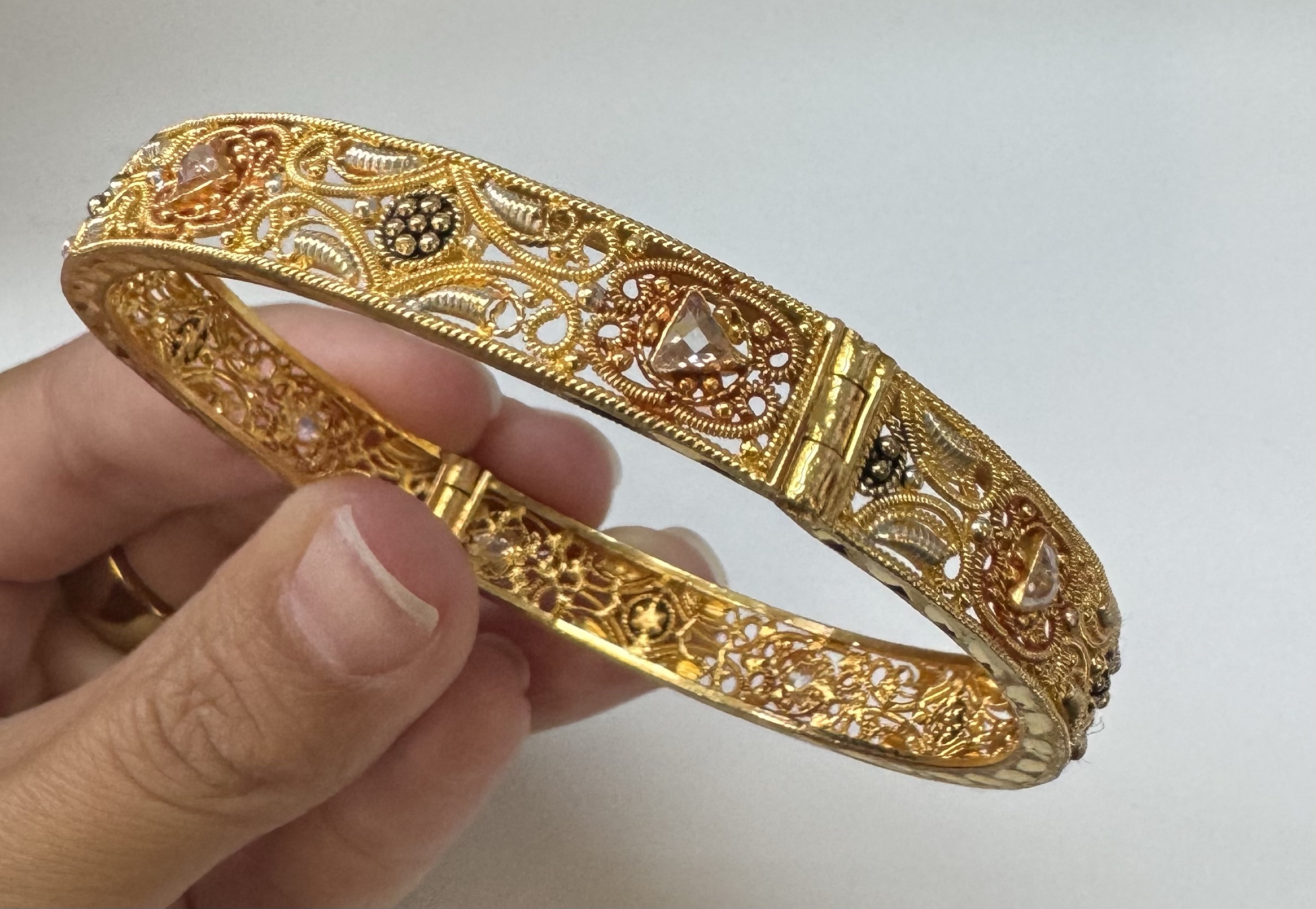Set of Two 22K Yellow Gold Filigree Bangle Bracelets - Image 17