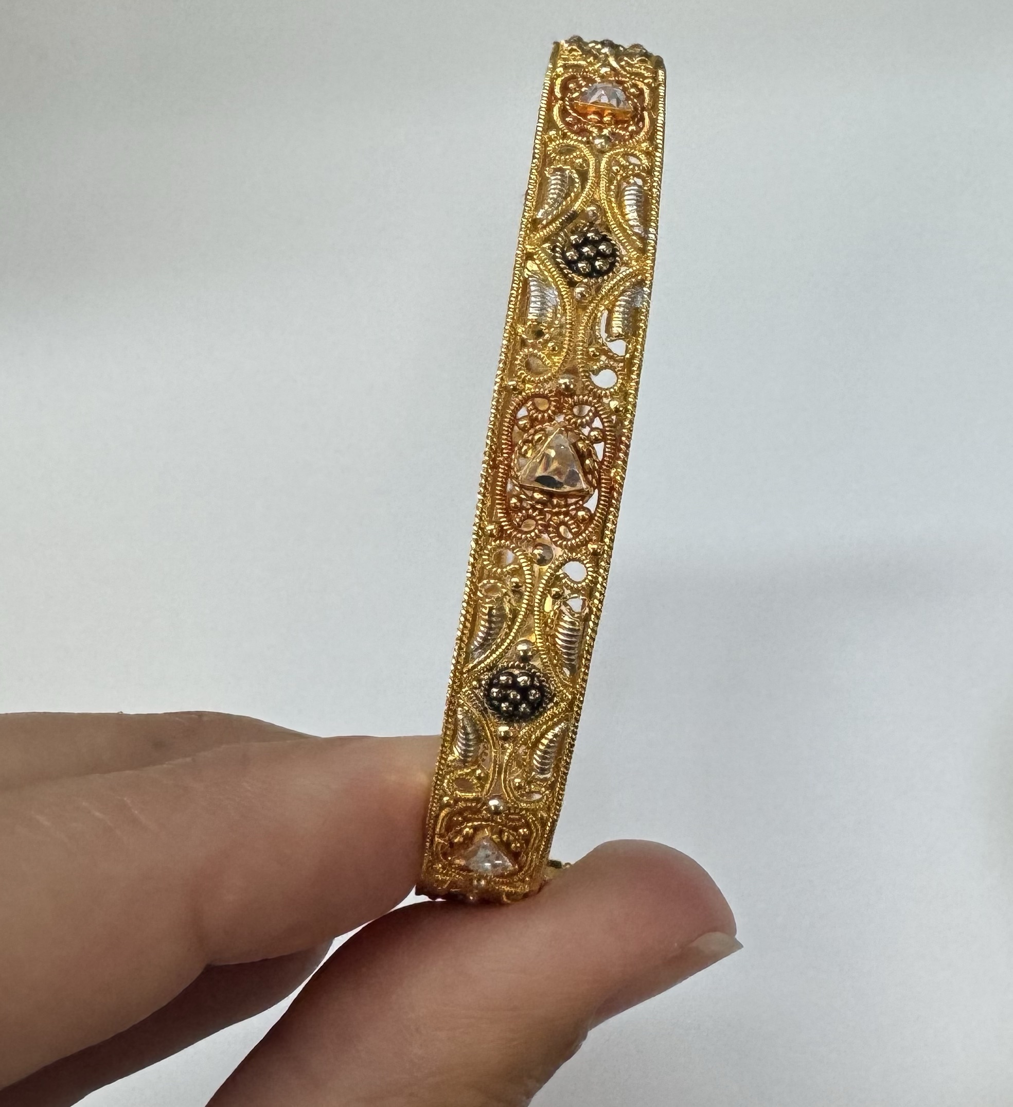 Set of Two 22K Yellow Gold Filigree Bangle Bracelets - Image 10