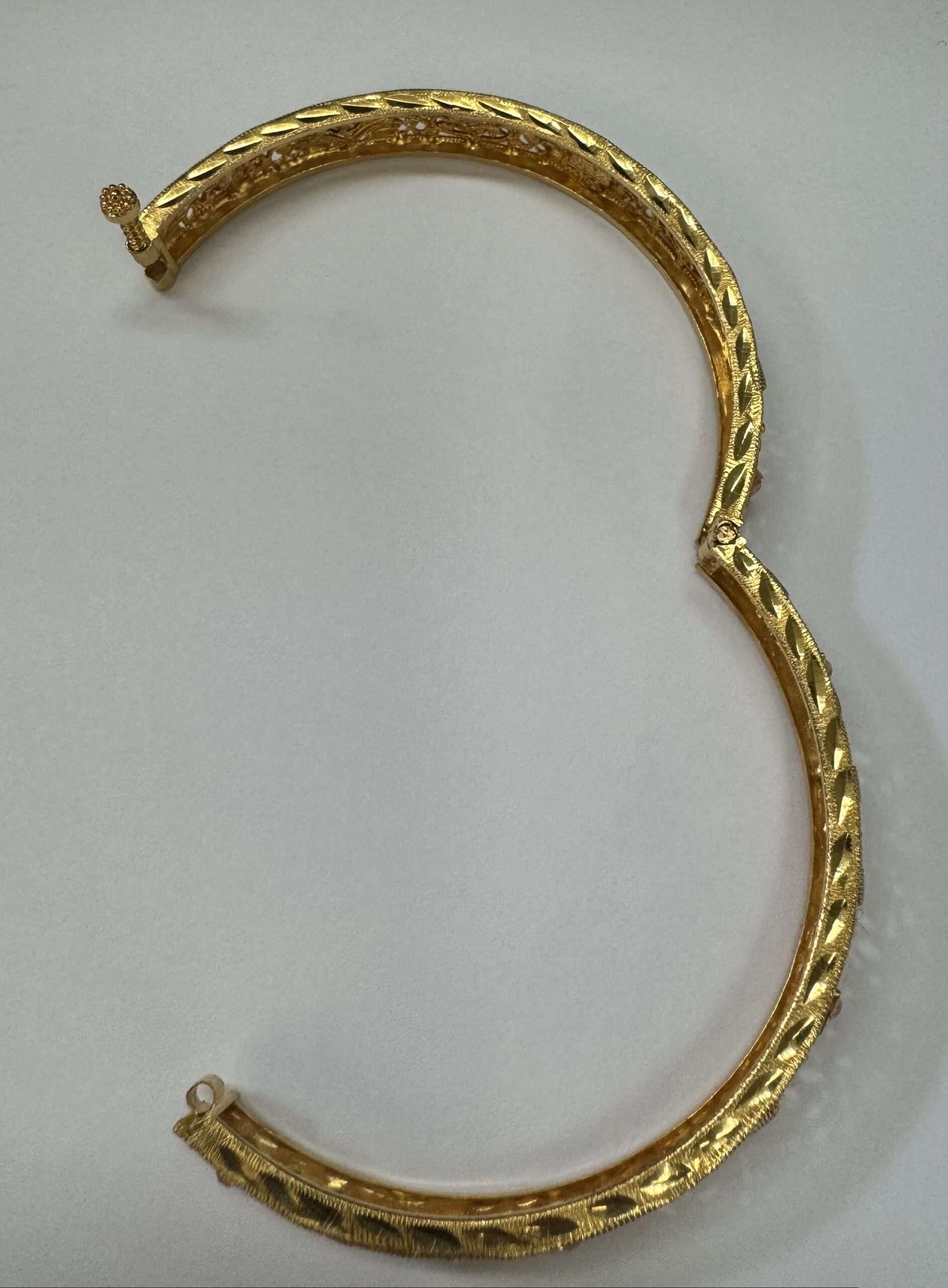 Set of Two 22K Yellow Gold Filigree Bangle Bracelets - Image 13