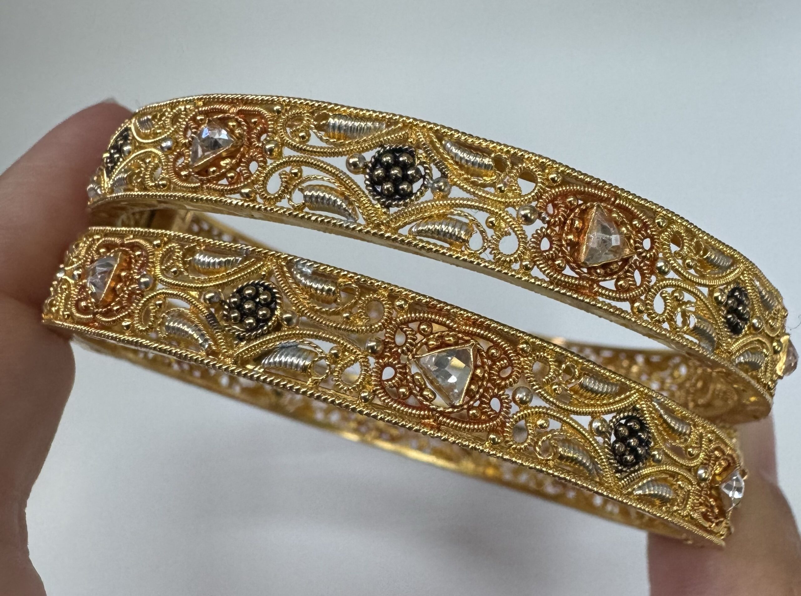 Set of Two 22K Yellow Gold Filigree Bangle Bracelets - Image 5