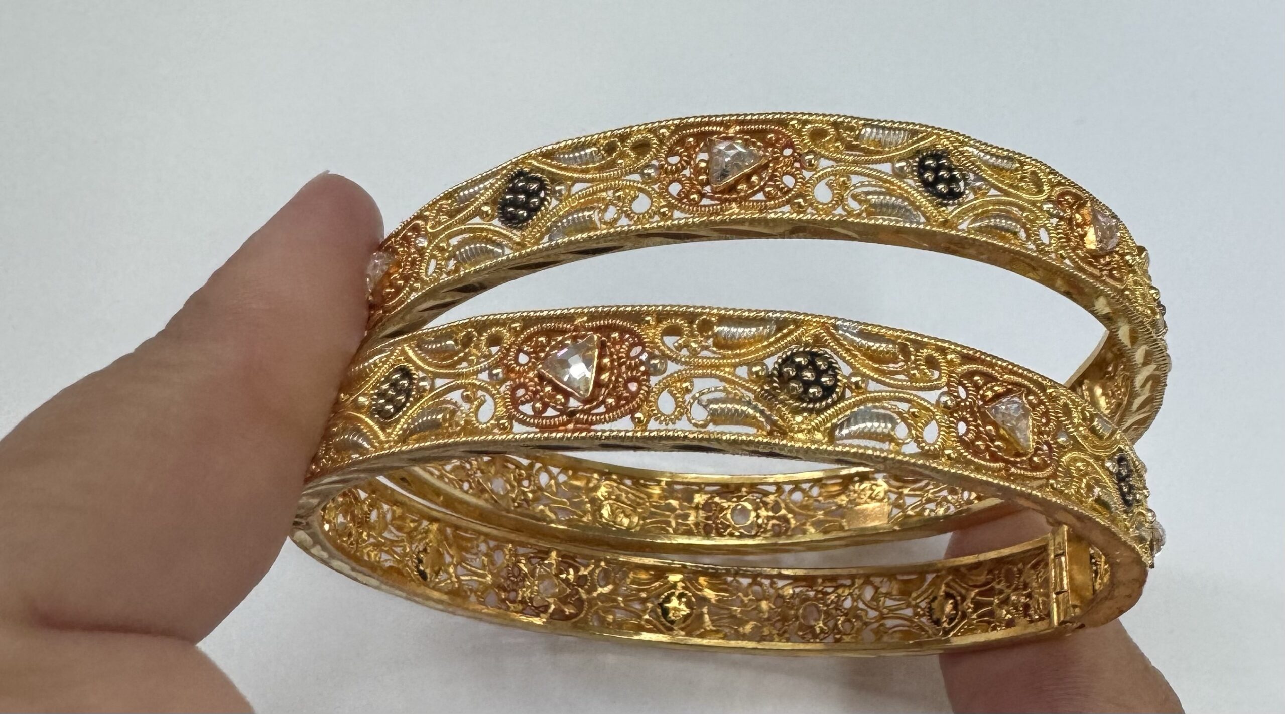 Set of Two 22K Yellow Gold Filigree Bangle Bracelets - Image 7