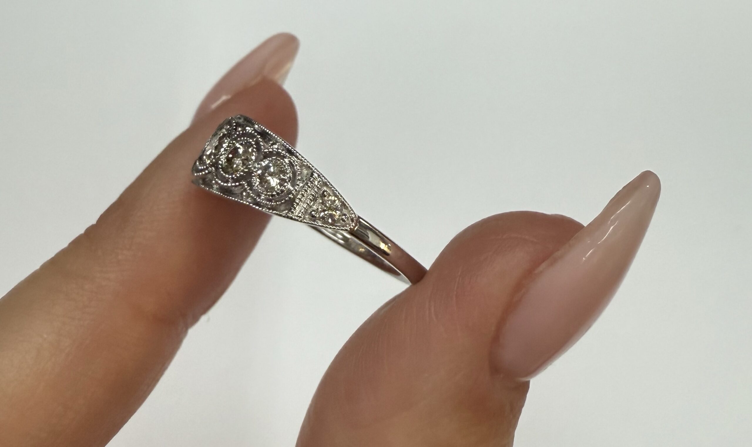 14k White Gold Vintage Inspired 7 Stone Bezel Graudated Round Brilliant Cut Diamond Band - Image 4