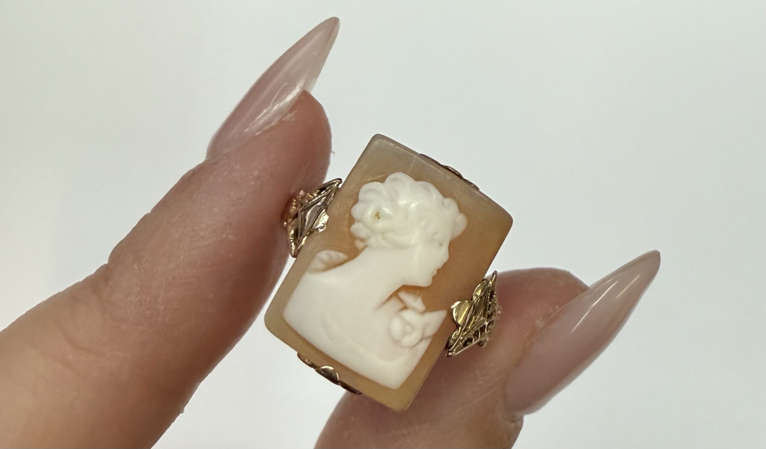 Vintage 10k Yellow Gold Carved Shell Cameo Ring - Image 2