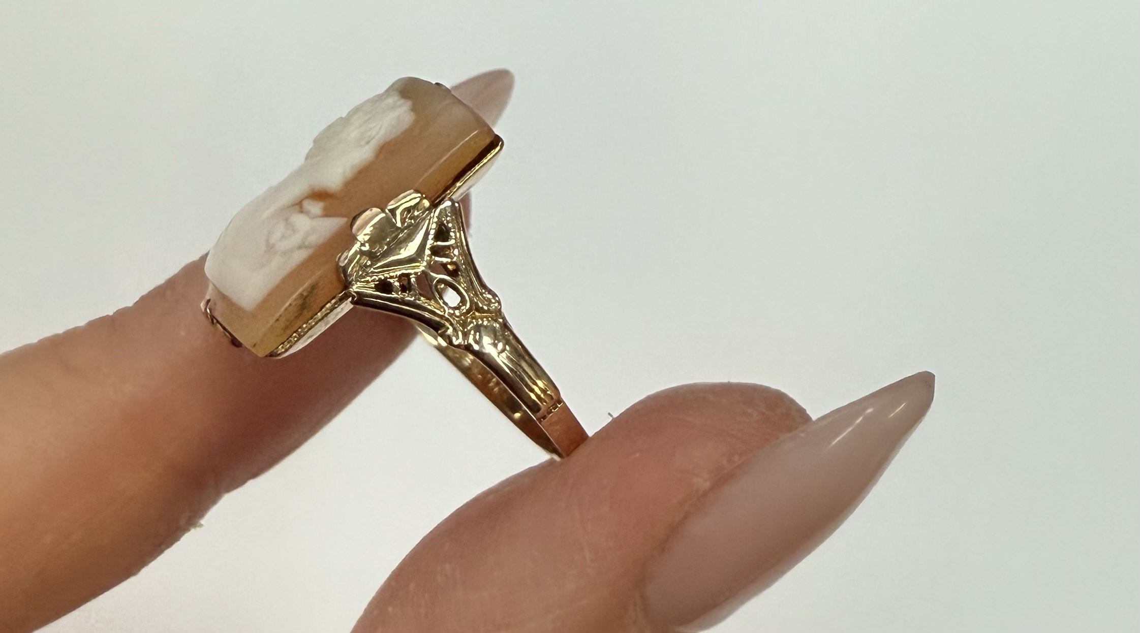 Vintage 10k Yellow Gold Carved Shell Cameo Ring - Image 3