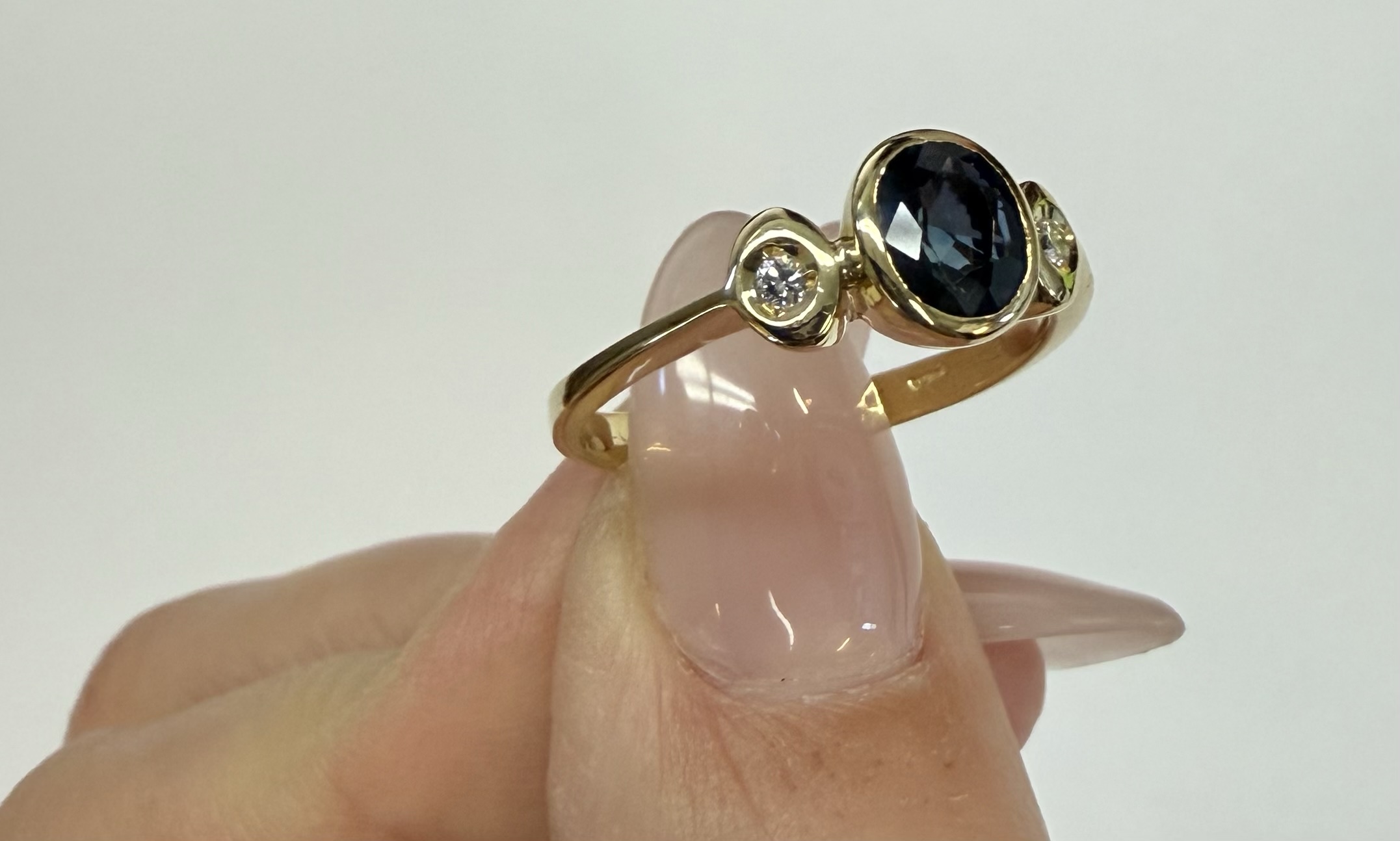 Vintage 18k Yellow Gold Bezel Set Sapphire & Diamond Ring - Image 18