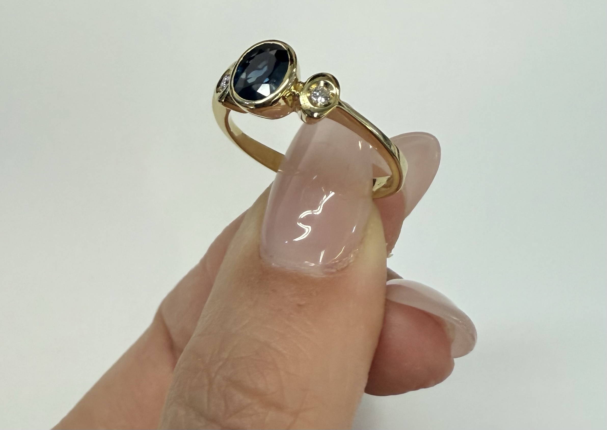 Vintage 18k Yellow Gold Bezel Set Sapphire & Diamond Ring - Image 19