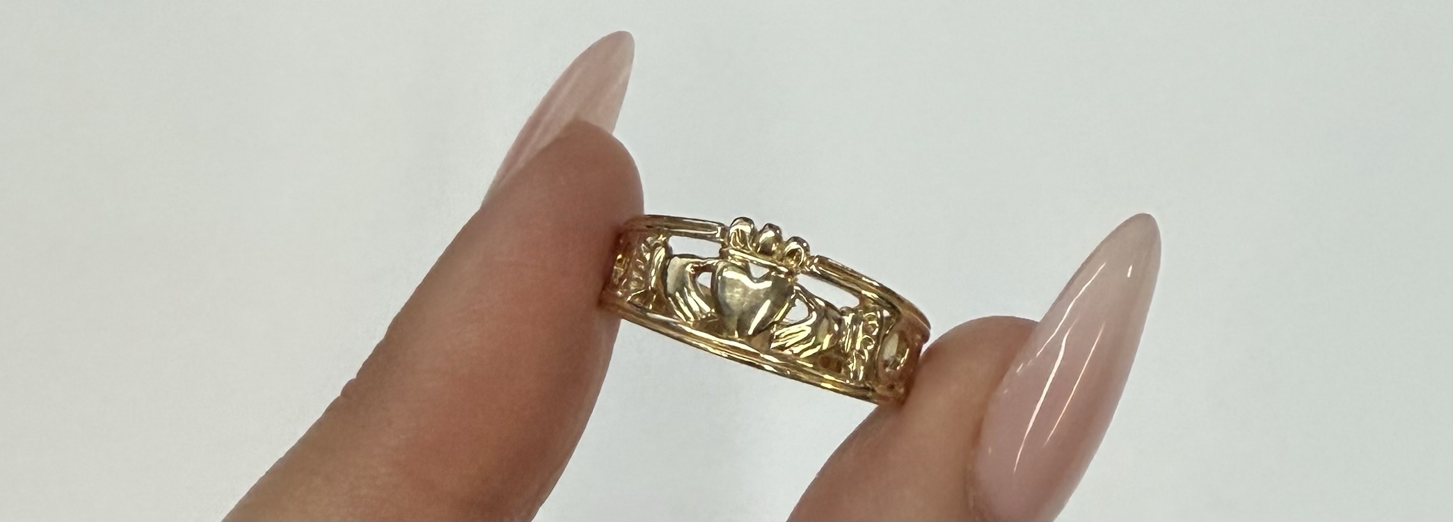 Vintage 10k Yellow Gold Claddagh Ring - Image 2