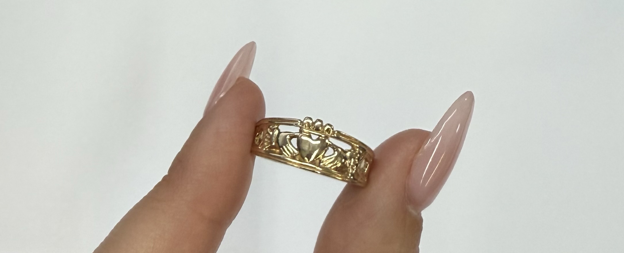 Vintage 10k Yellow Gold Claddagh Ring - Image 9