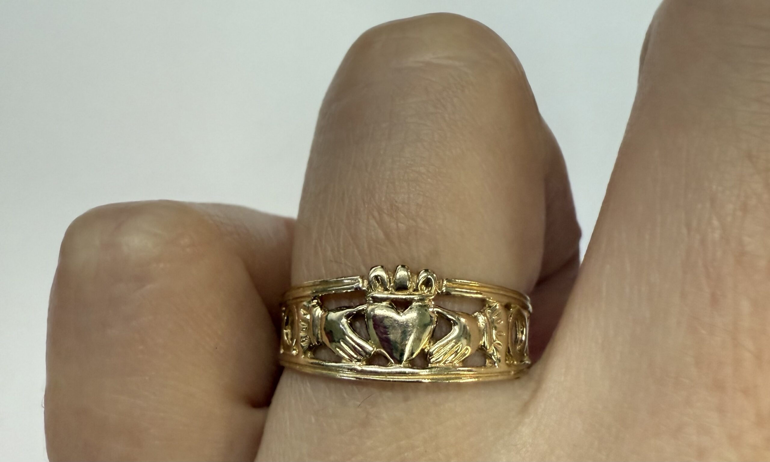 Vintage 10k Yellow Gold Claddagh Ring - Image 13