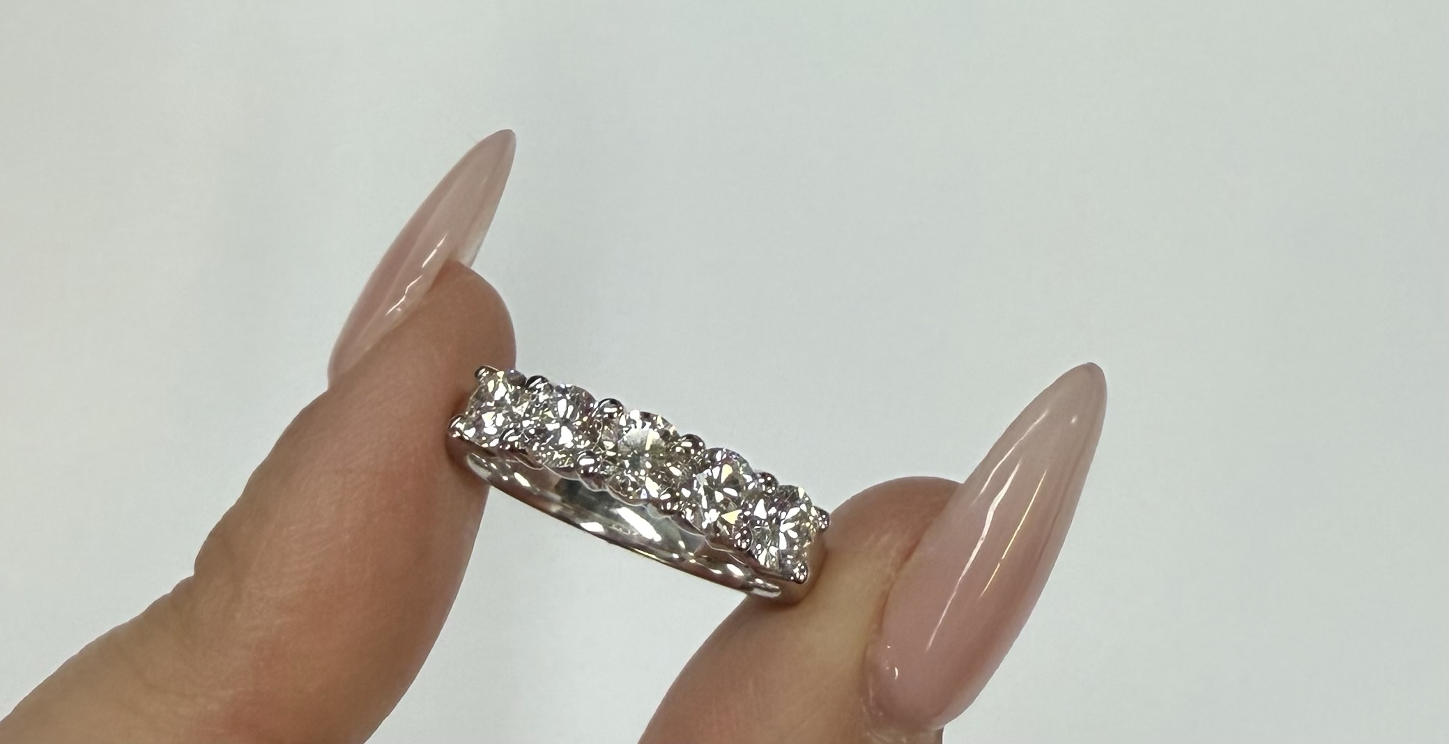 14k White Gold 5 Stone Shared Prong 1.27 Cttw Round Brilliant Cut Diamond Band - Image 5