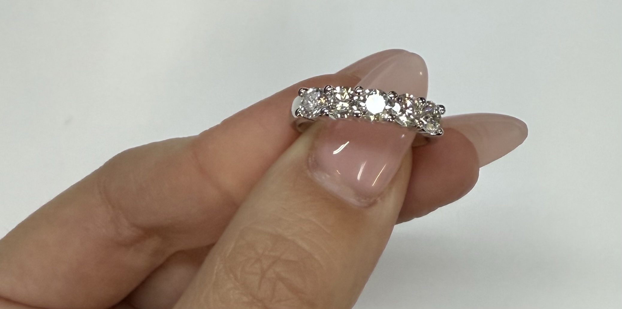 14k White Gold 5 Stone Shared Prong 1.27 Cttw Round Brilliant Cut Diamond Band - Image 8