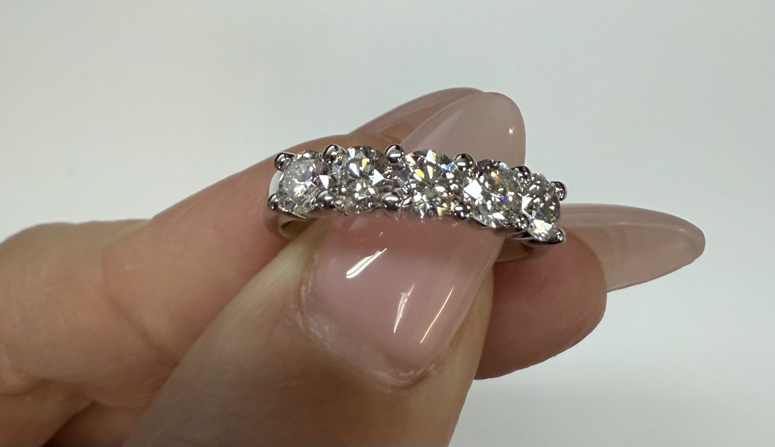 14k White Gold 5 Stone Shared Prong 1.27 Cttw Round Brilliant Cut Diamond Band - Image 10