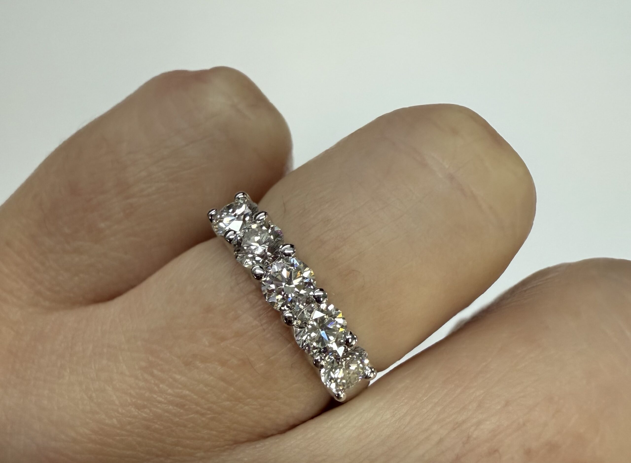 14k White Gold 5 Stone Shared Prong 1.27 Cttw Round Brilliant Cut Diamond Band - Image 14