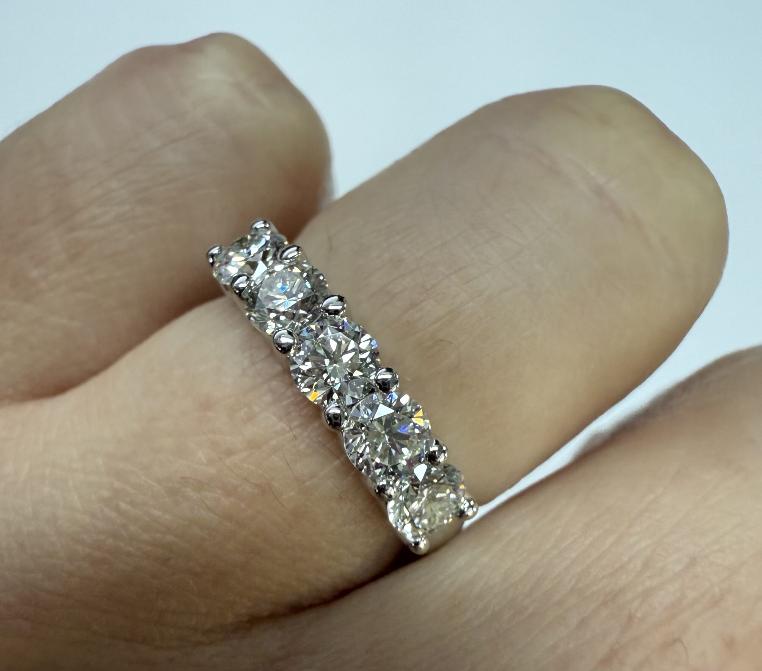 14k White Gold 5 Stone Shared Prong 1.27 Cttw Round Brilliant Cut Diamond Band - Image 15