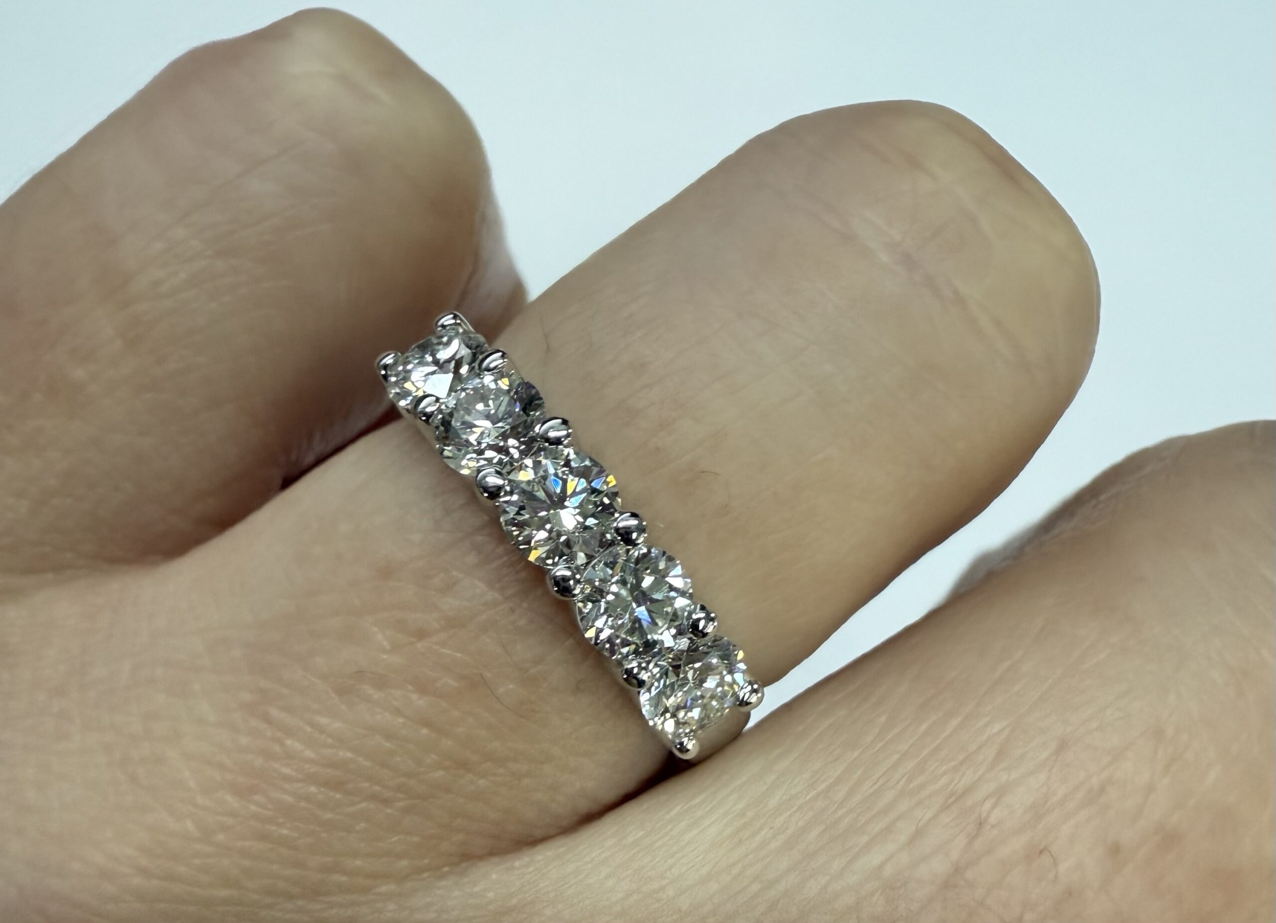 14k White Gold 5 Stone Shared Prong 1.27 Cttw Round Brilliant Cut Diamond Band - Image 21