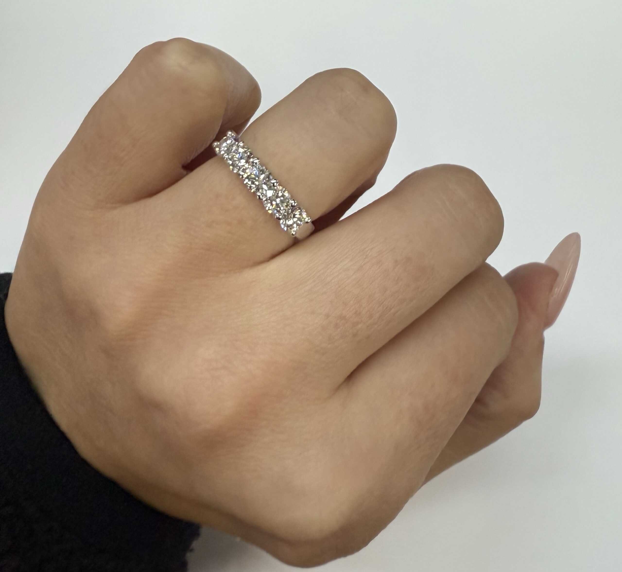 14k White Gold 5 Stone Shared Prong 1.27 Cttw Round Brilliant Cut Diamond Band - Image 25