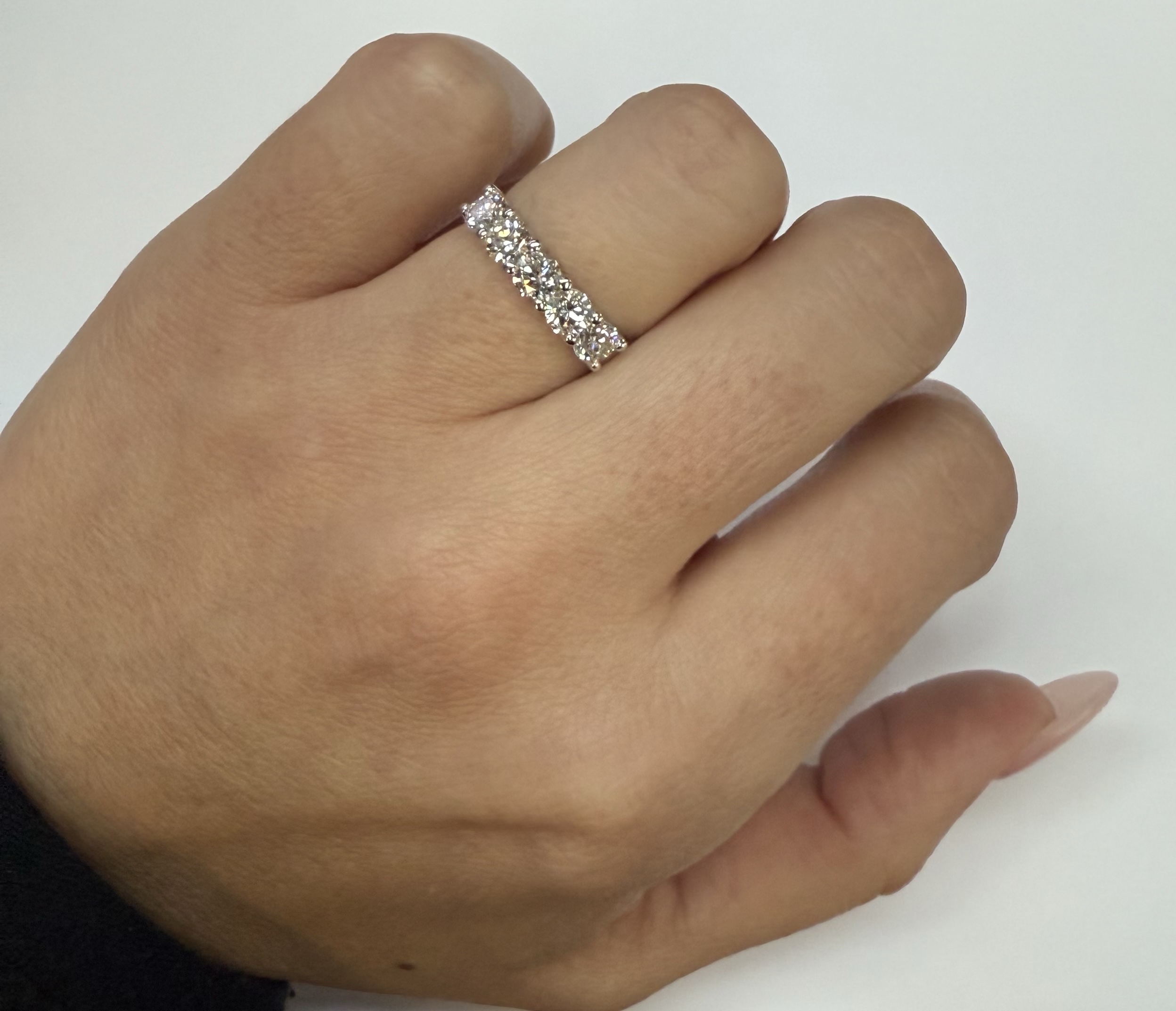 14k White Gold 5 Stone Shared Prong 1.27 Cttw Round Brilliant Cut Diamond Band - Image 28