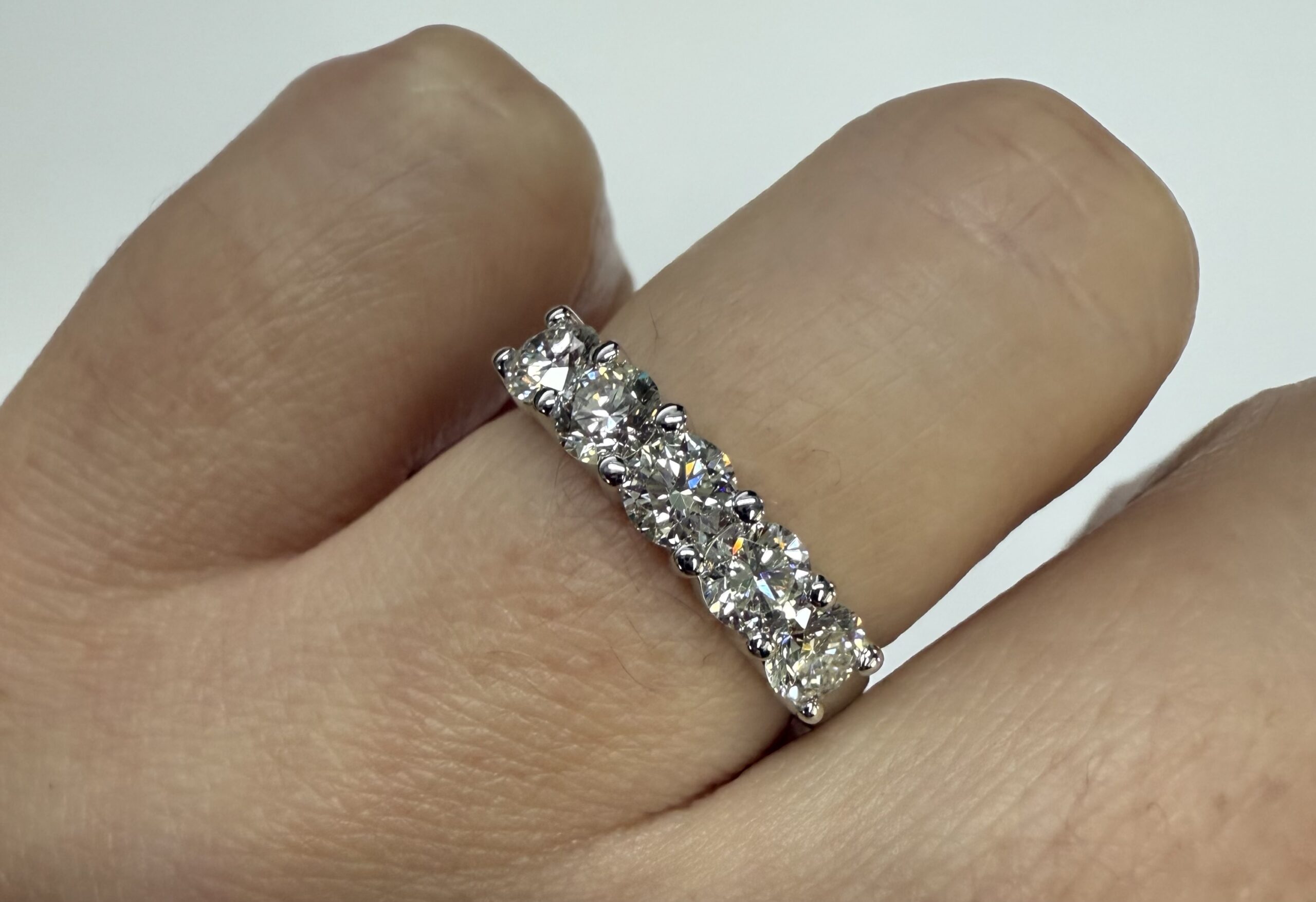 14k White Gold 5 Stone Shared Prong 1.27 Cttw Round Brilliant Cut Diamond Band - Image 26