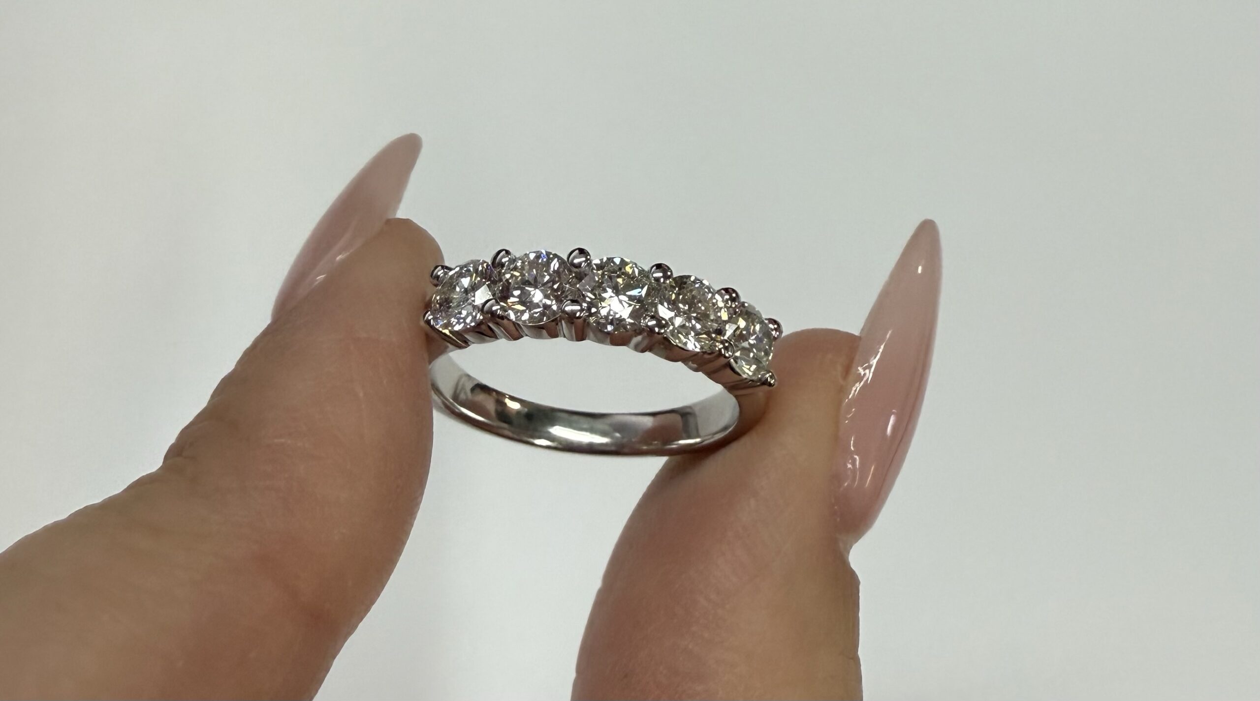 14k White Gold 5 Stone Shared Prong 1.27 Cttw Round Brilliant Cut Diamond Band - Image 43