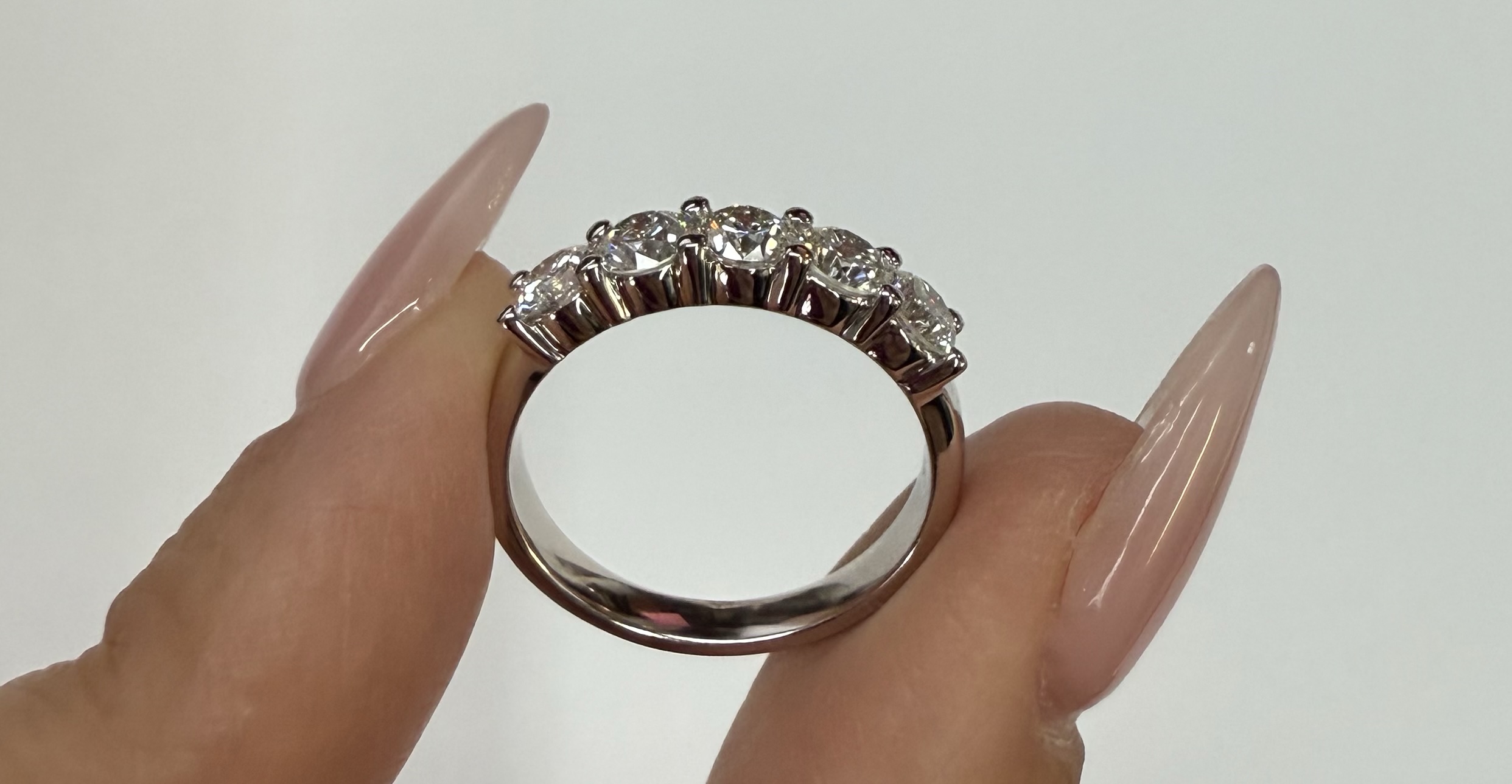 14k White Gold 5 Stone Shared Prong 1.27 Cttw Round Brilliant Cut Diamond Band - Image 41