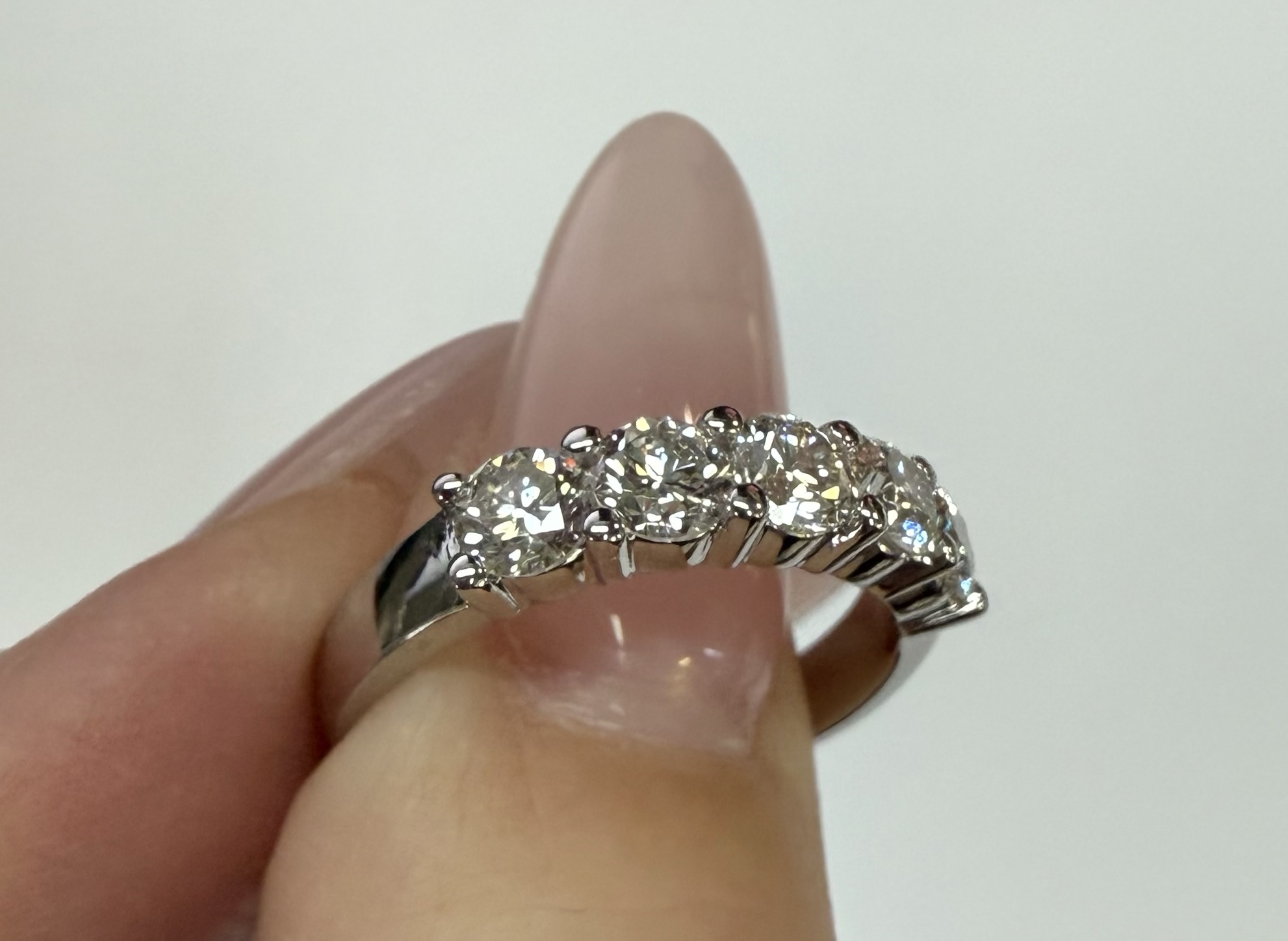 14k White Gold 5 Stone Shared Prong 1.27 Cttw Round Brilliant Cut Diamond Band - Image 37