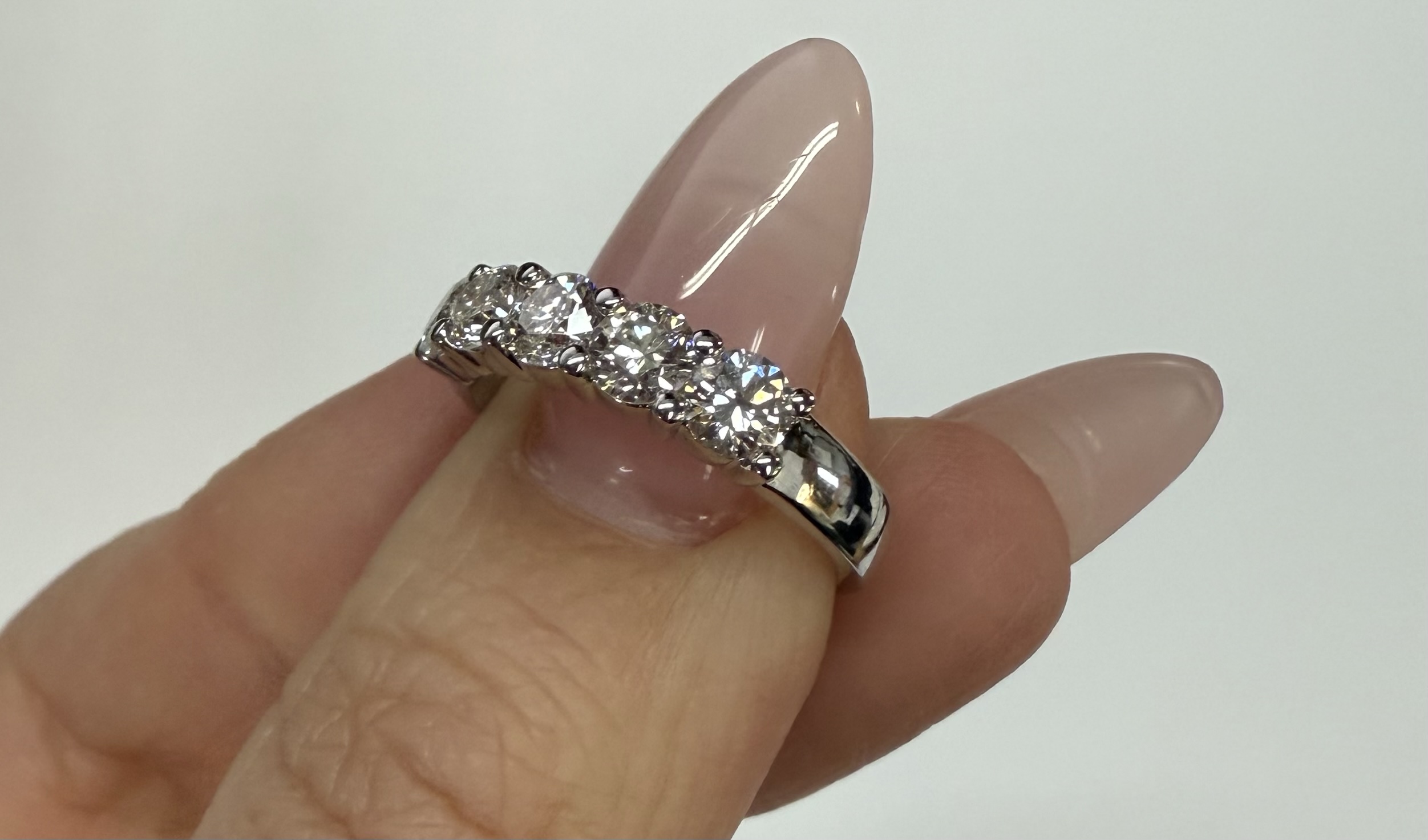 14k White Gold 5 Stone Shared Prong 1.27 Cttw Round Brilliant Cut Diamond Band - Image 35