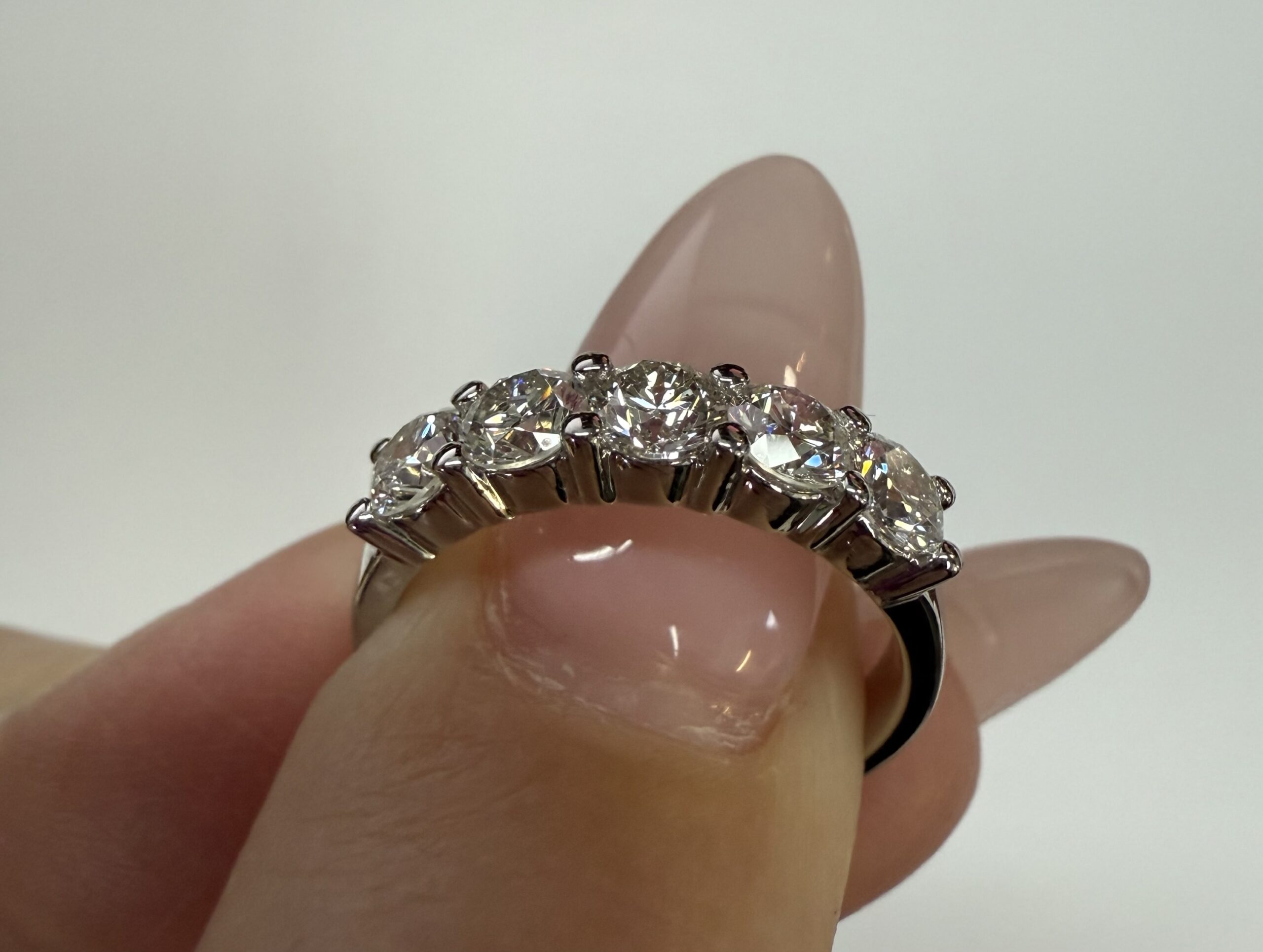 14k White Gold 5 Stone Shared Prong 1.27 Cttw Round Brilliant Cut Diamond Band - Image 33