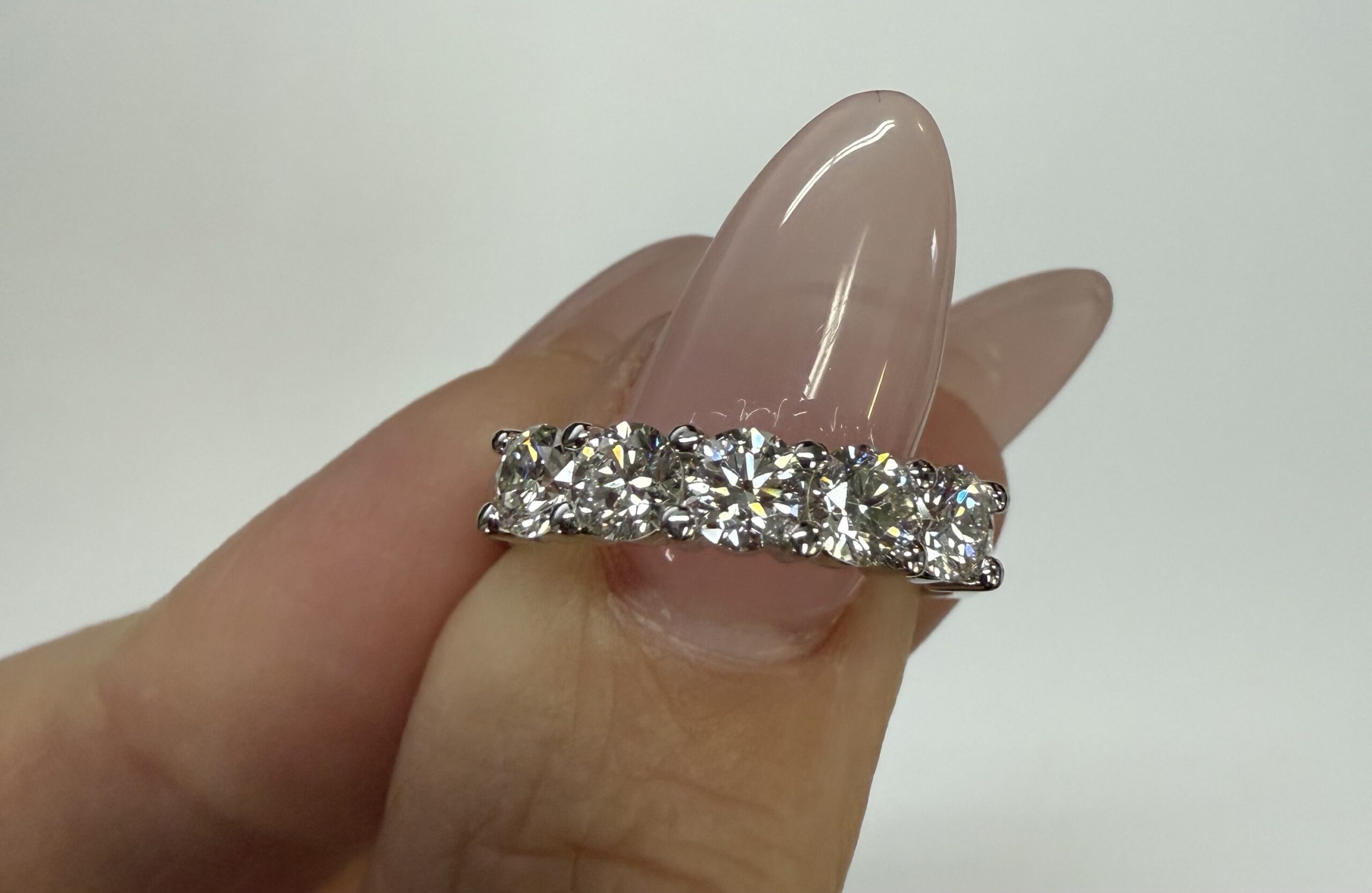 14k White Gold 5 Stone Shared Prong 1.27 Cttw Round Brilliant Cut Diamond Band - Image 32