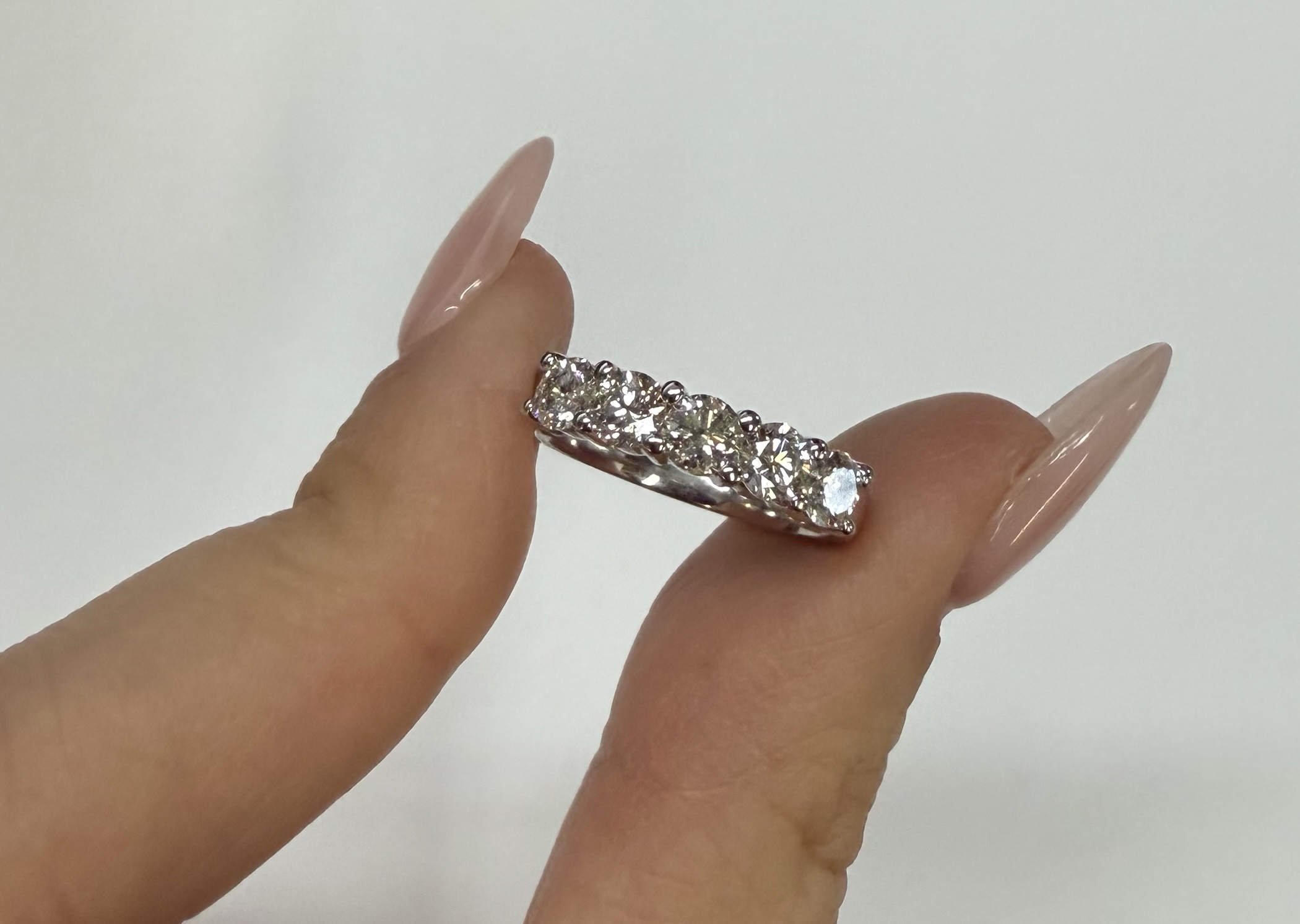 14k White Gold 5 Stone Shared Prong 1.27 Cttw Round Brilliant Cut Diamond Band - Image 4