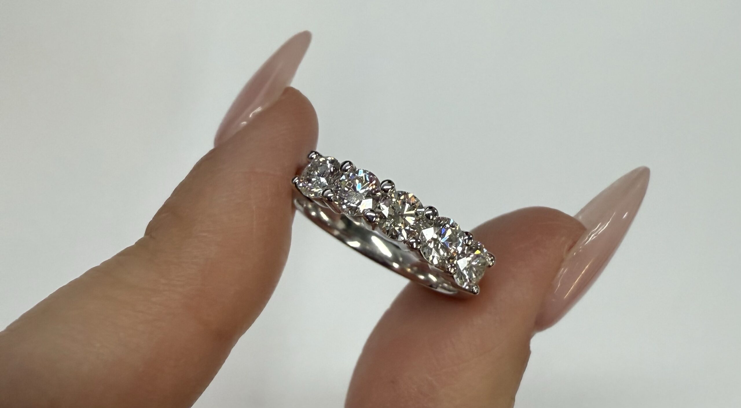 14k White Gold 5 Stone Shared Prong 1.27 Cttw Round Brilliant Cut Diamond Band