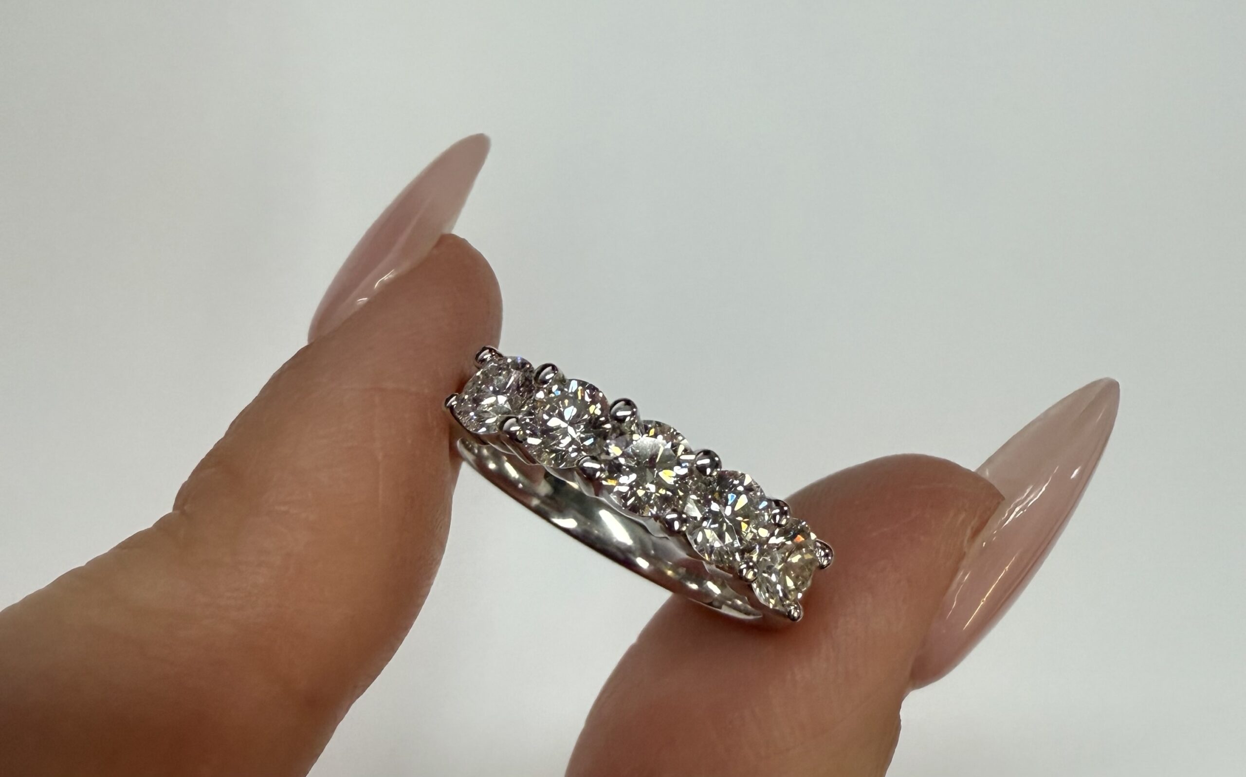 14k White Gold 5 Stone Shared Prong 1.27 Cttw Round Brilliant Cut Diamond Band - Image 2