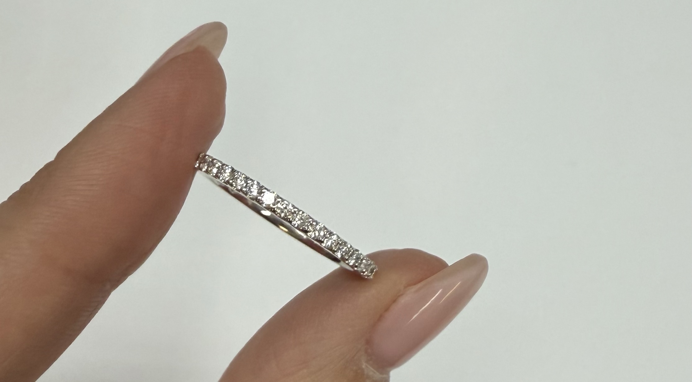 14k White Gold 18 Stone Genuine .29 Cttw Round Brilliant Cut Diamond Band - Image 4