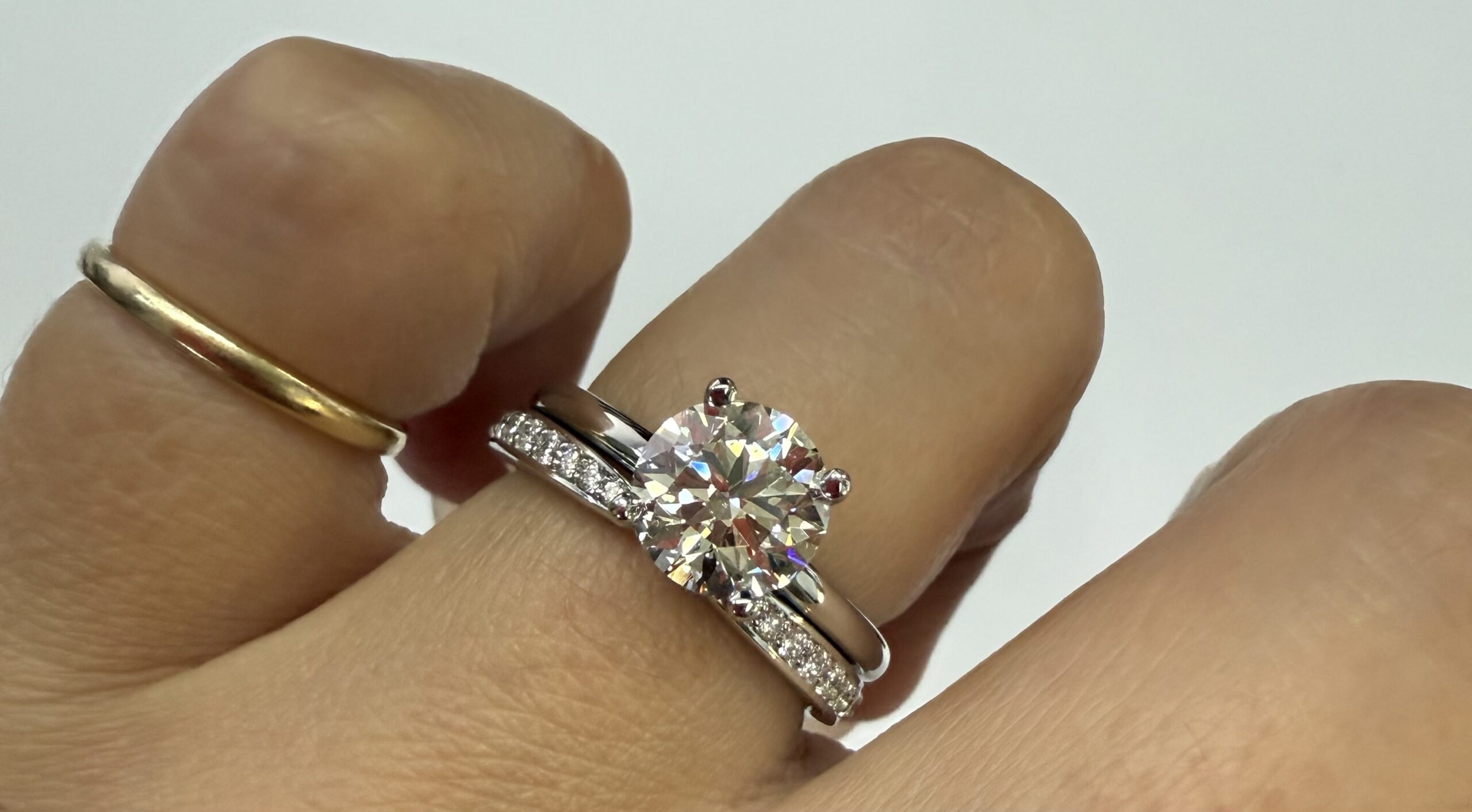 14k White Gold .23 Cttw Round Brilliant Cut Diamond Notched Band - Image 31