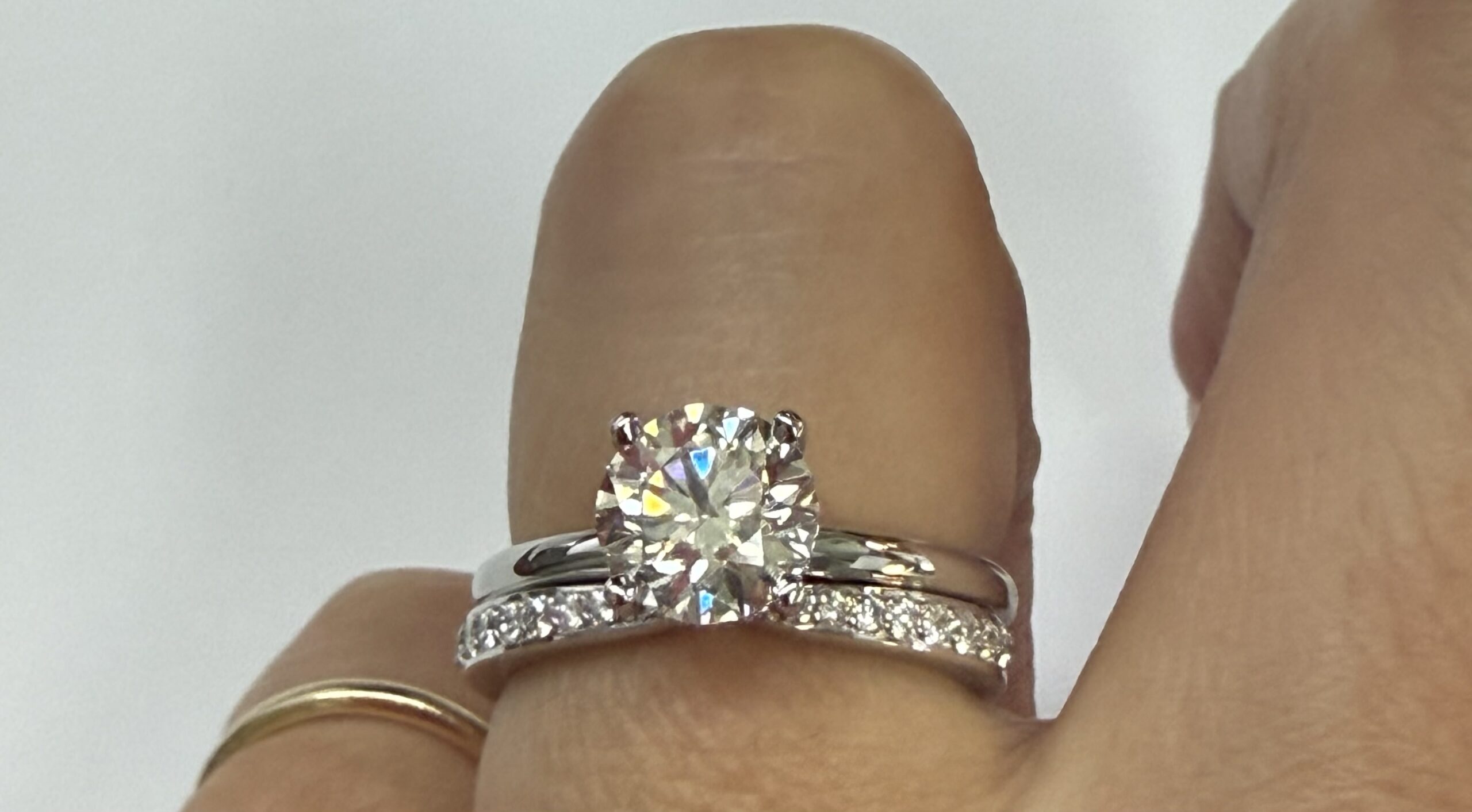 14k White Gold .23 Cttw Round Brilliant Cut Diamond Notched Band - Image 27