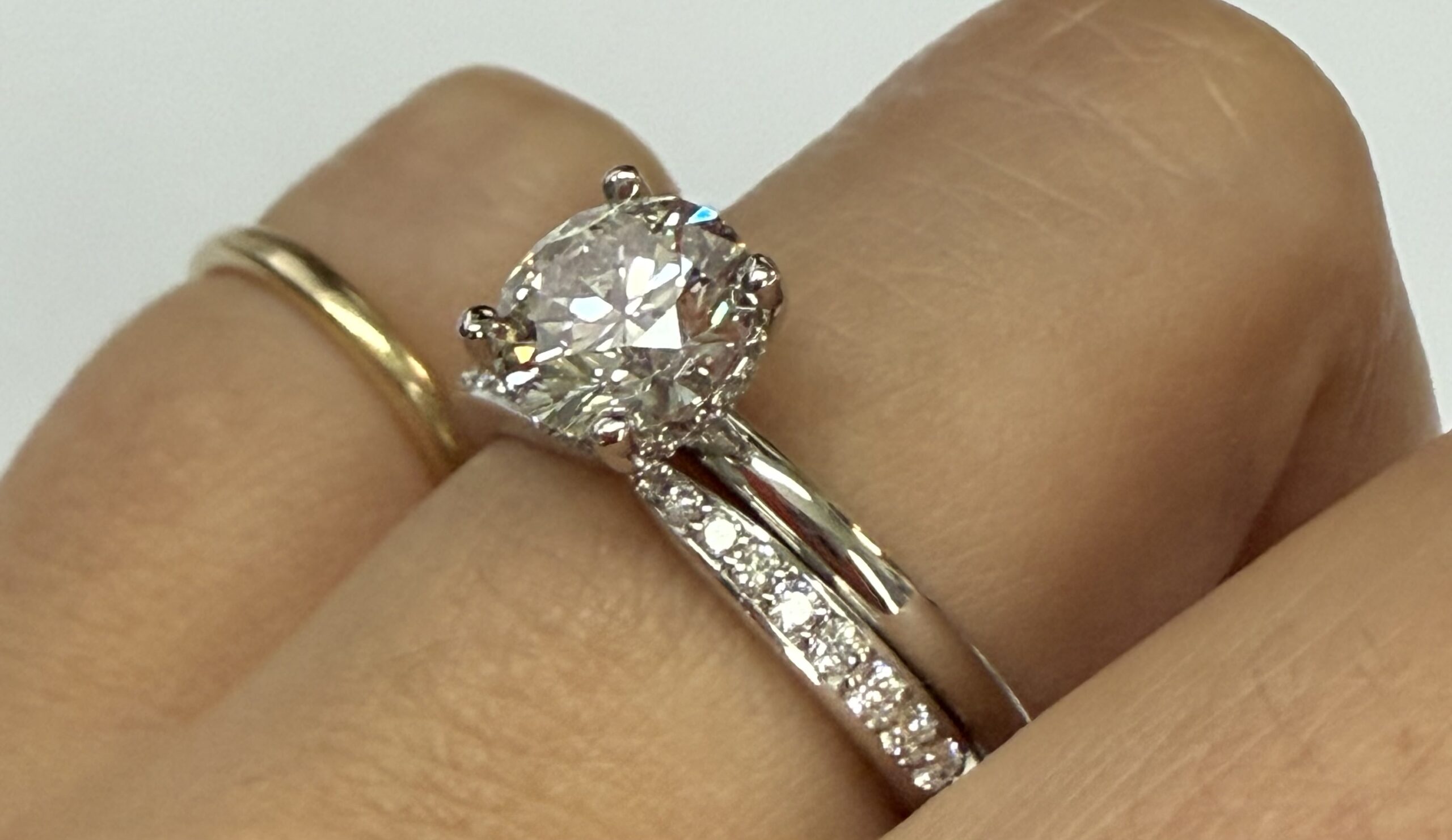 14k White Gold .23 Cttw Round Brilliant Cut Diamond Notched Band - Image 25