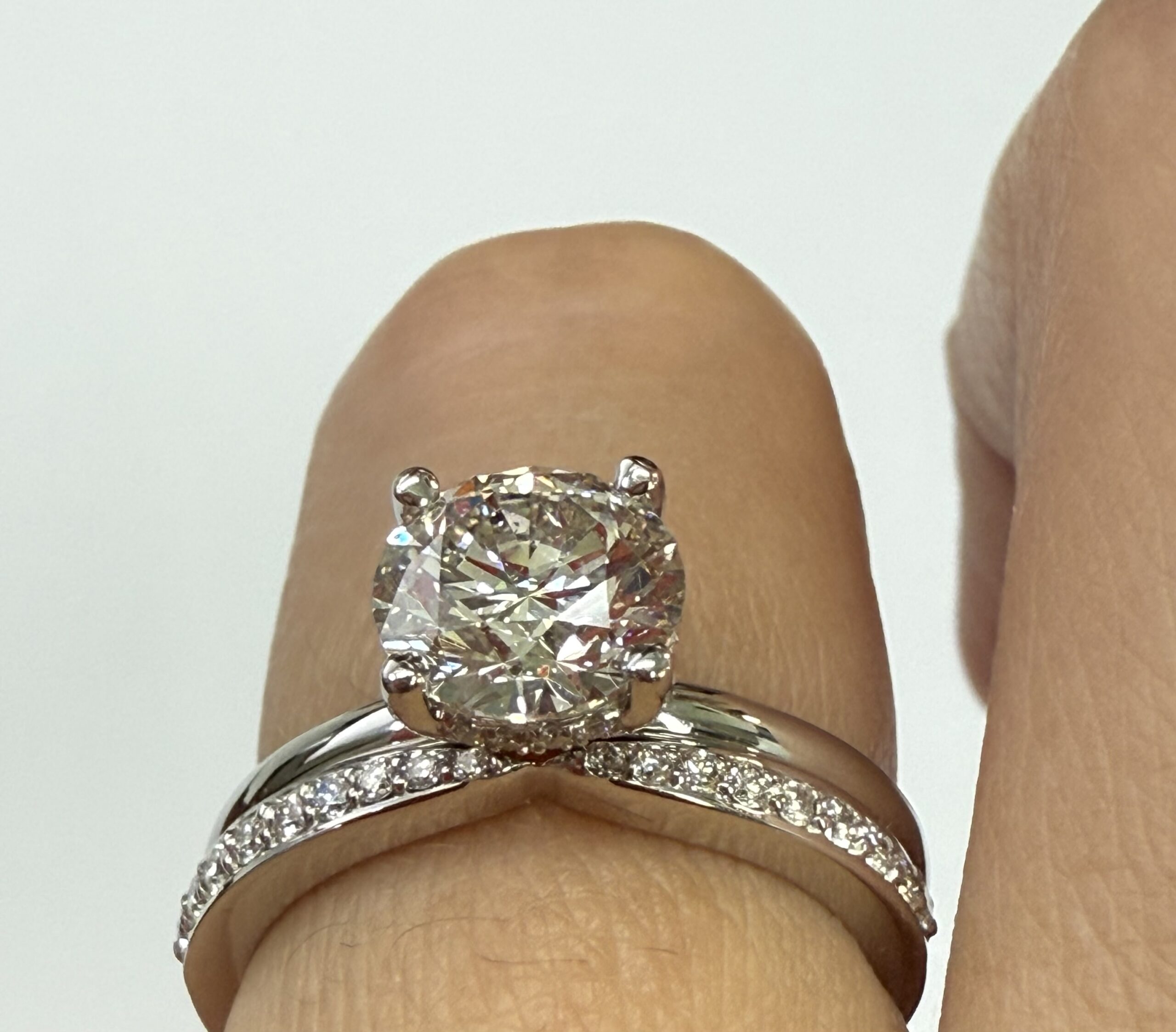 14k White Gold .23 Cttw Round Brilliant Cut Diamond Notched Band - Image 21