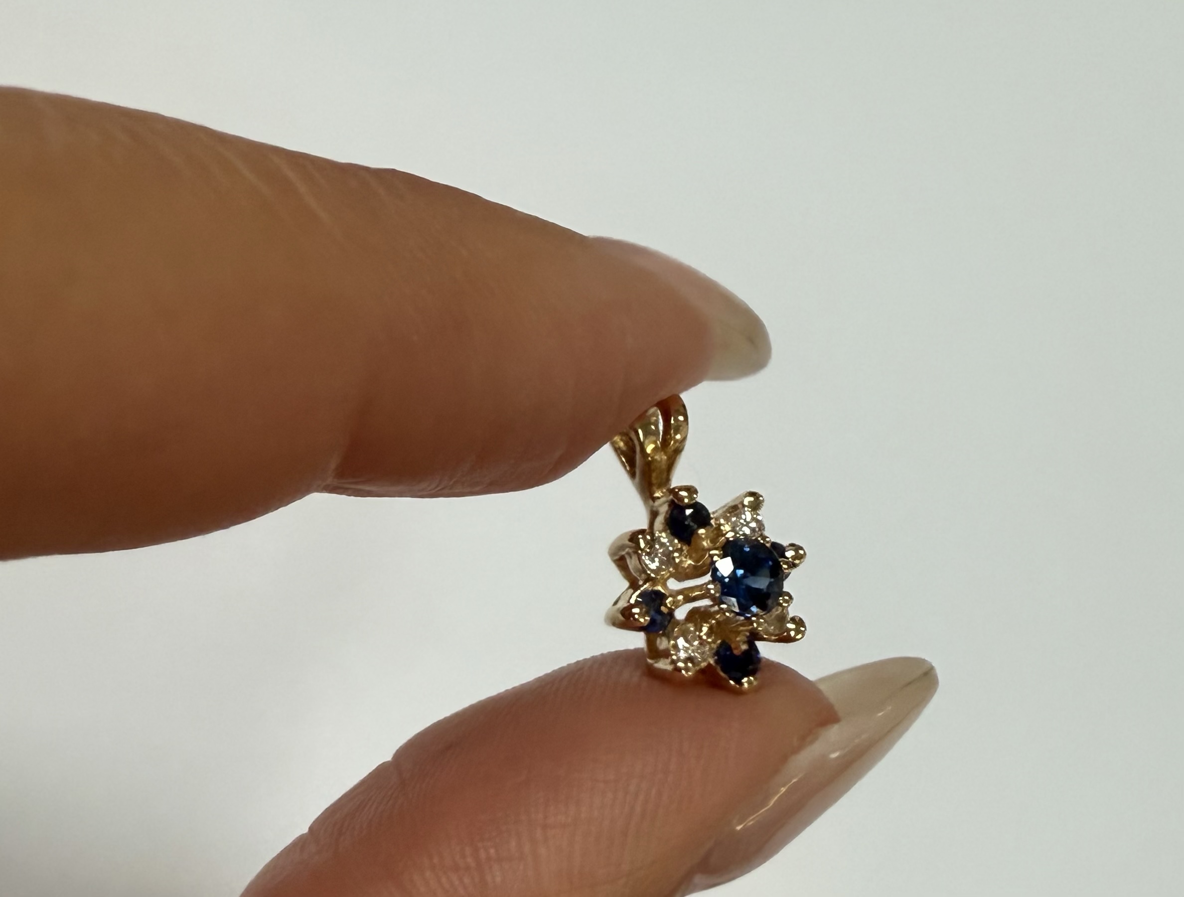 Vintage 14k Yellow Gold 1/4 Cttw Sapphire & Diamond Cluster Pendant - Image 4