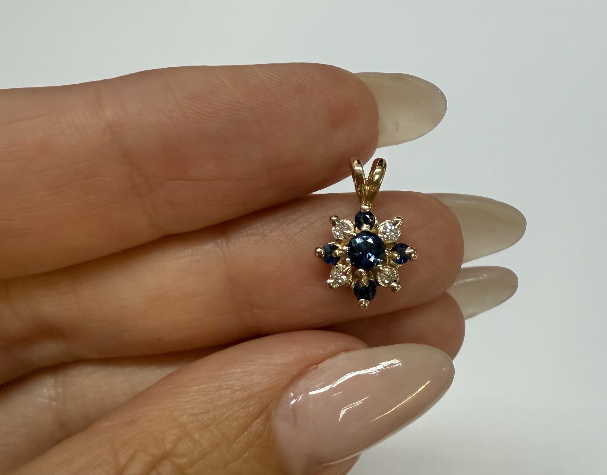 Vintage 14k Yellow Gold 1/4 Cttw Sapphire & Diamond Cluster Pendant - Image 9