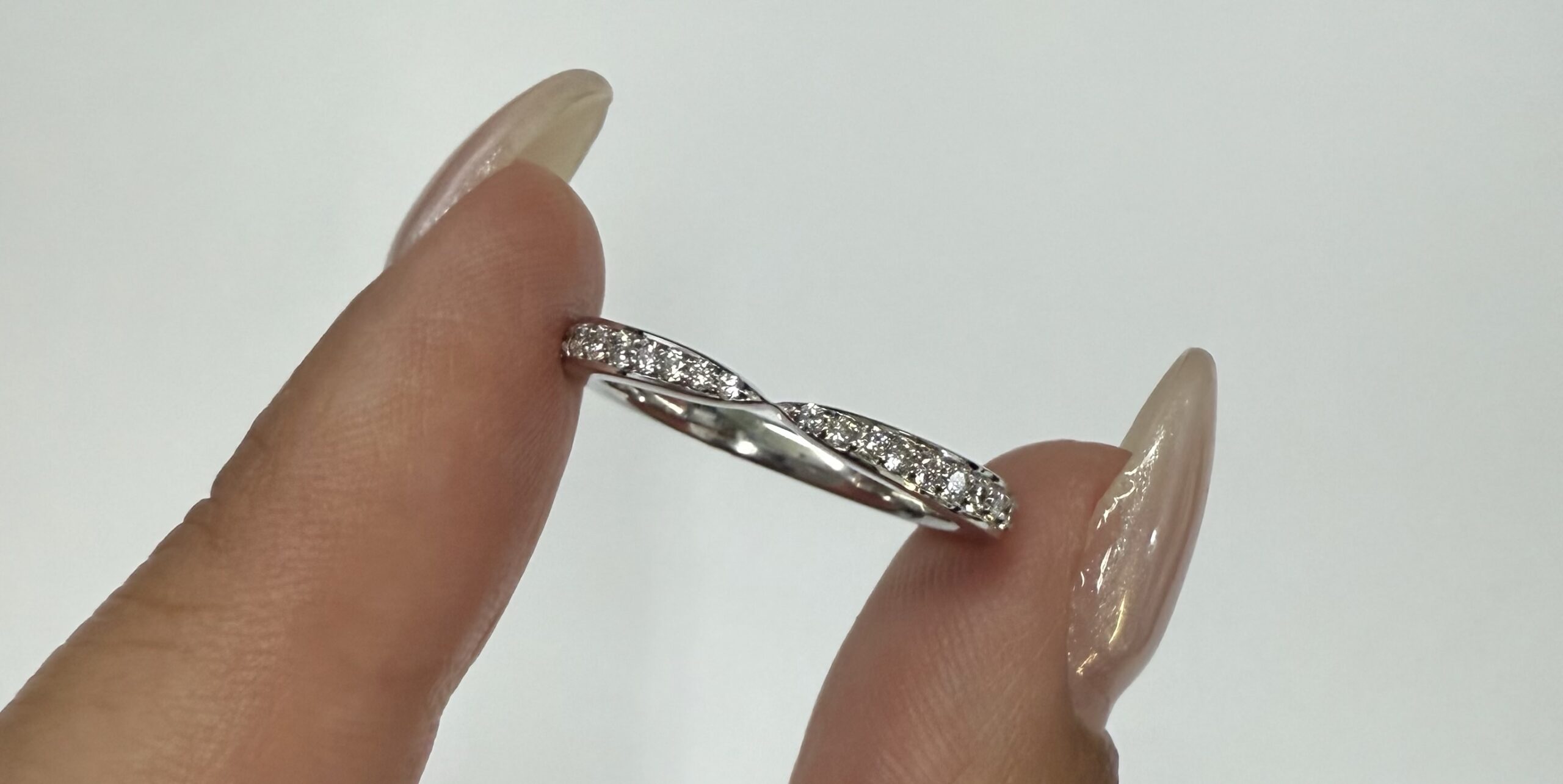 14k White Gold .23 Cttw Round Brilliant Cut Diamond Notched Band - Image 5