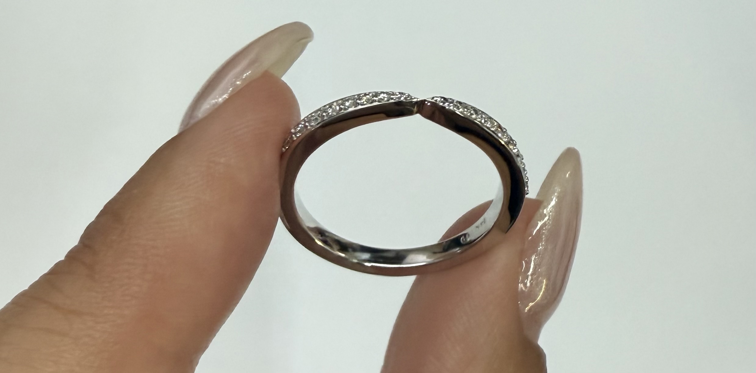 14k White Gold .23 Cttw Round Brilliant Cut Diamond Notched Band - Image 12