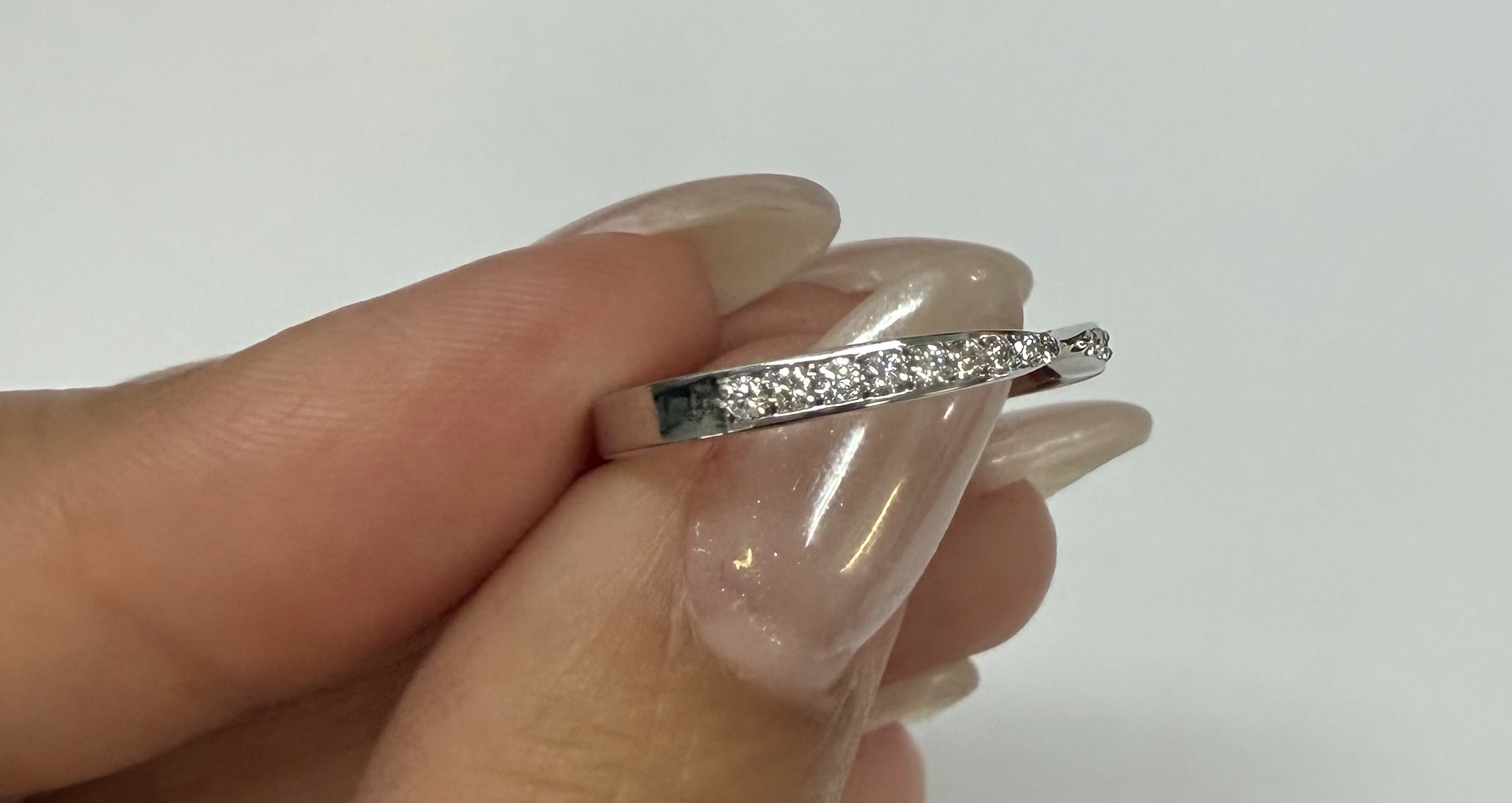 14k White Gold .23 Cttw Round Brilliant Cut Diamond Notched Band - Image 8