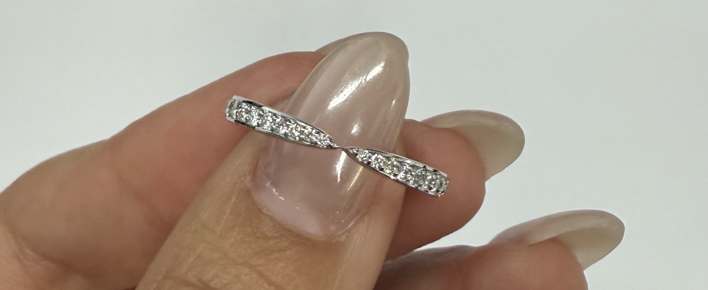 14k White Gold .23 Cttw Round Brilliant Cut Diamond Notched Band - Image 9