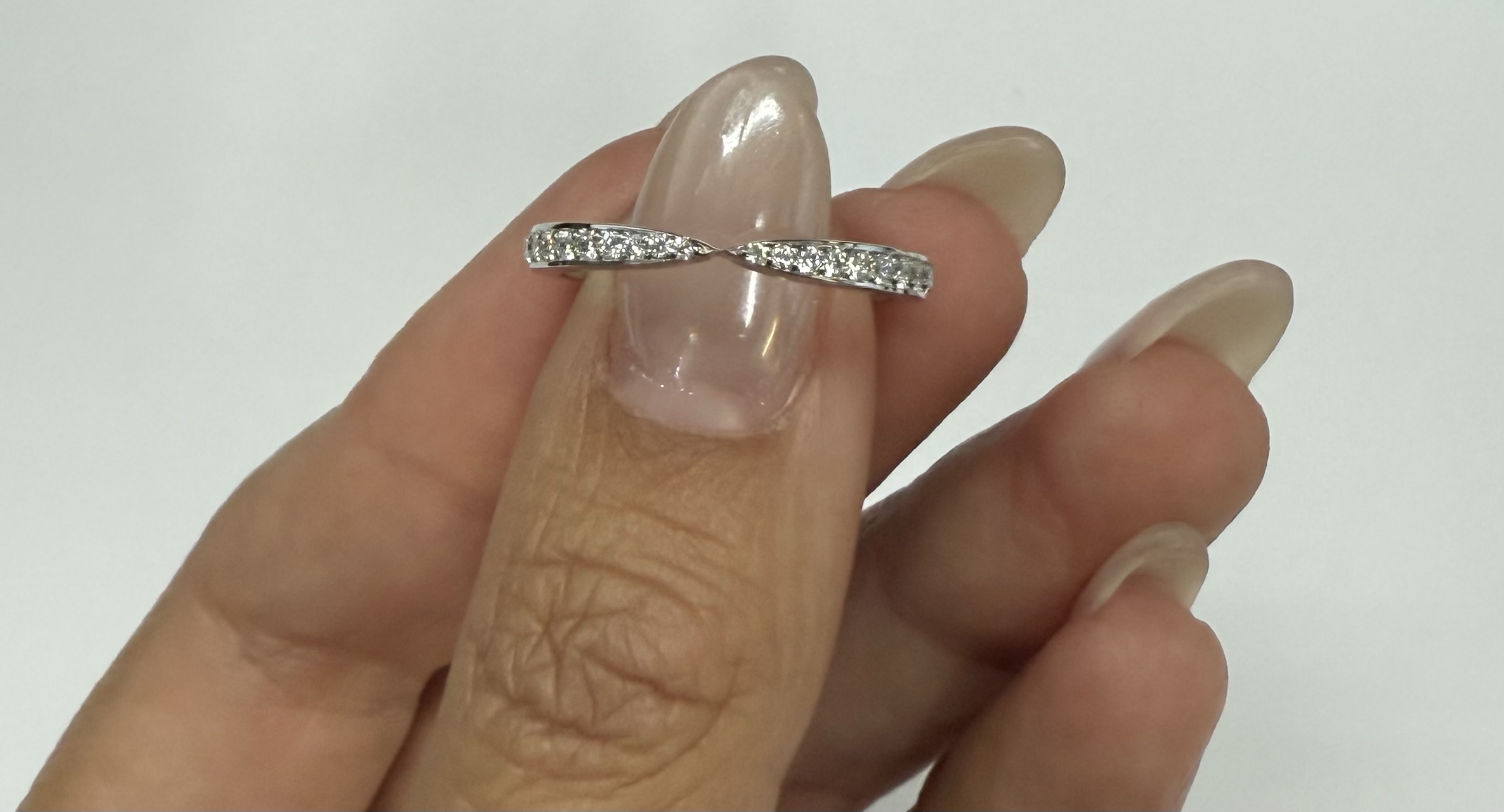 14k White Gold .23 Cttw Round Brilliant Cut Diamond Notched Band - Image 10