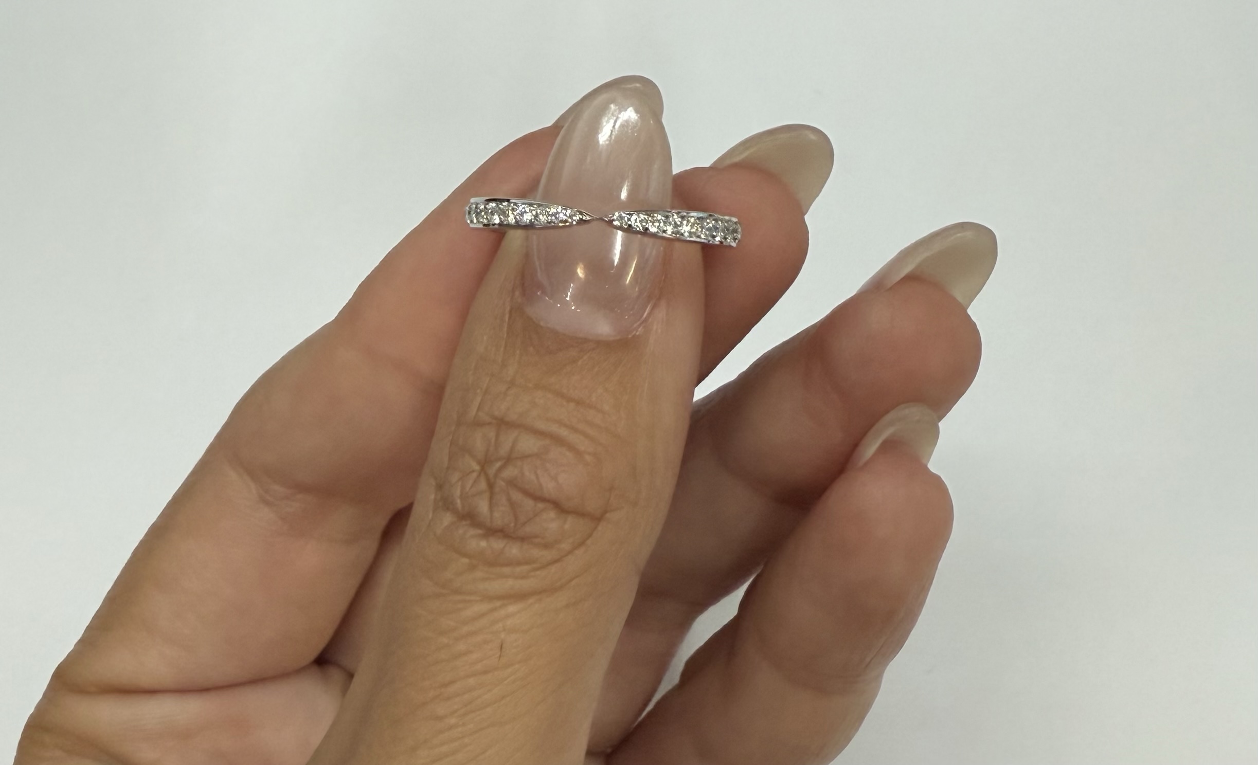 14k White Gold .23 Cttw Round Brilliant Cut Diamond Notched Band - Image 11