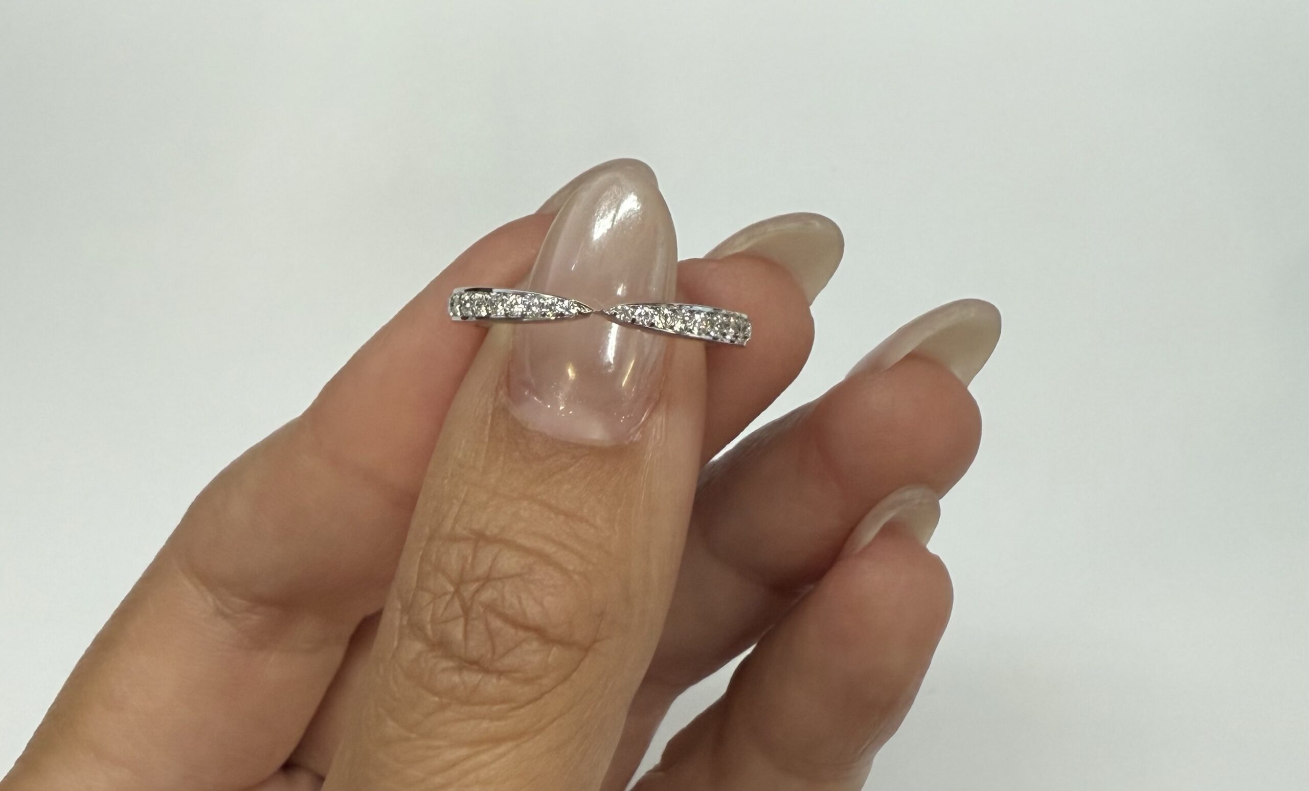 14k White Gold .23 Cttw Round Brilliant Cut Diamond Notched Band - Image 14