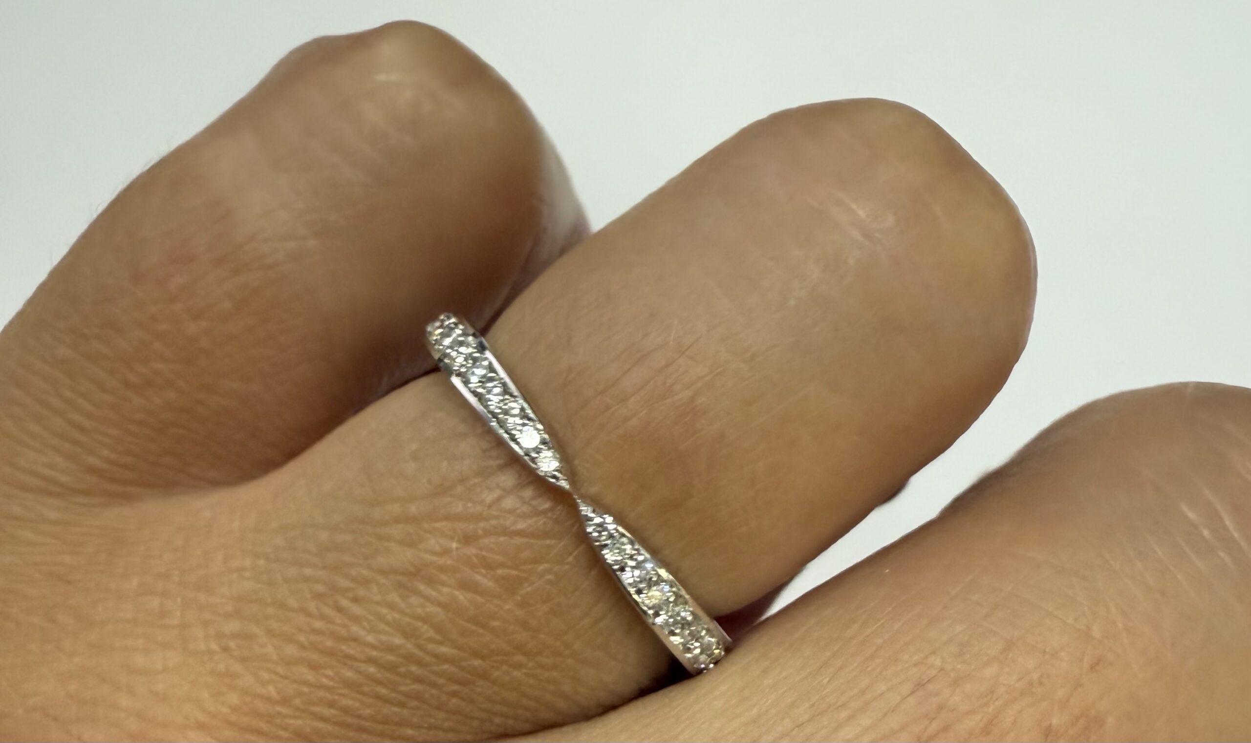 14k White Gold .23 Cttw Round Brilliant Cut Diamond Notched Band - Image 17