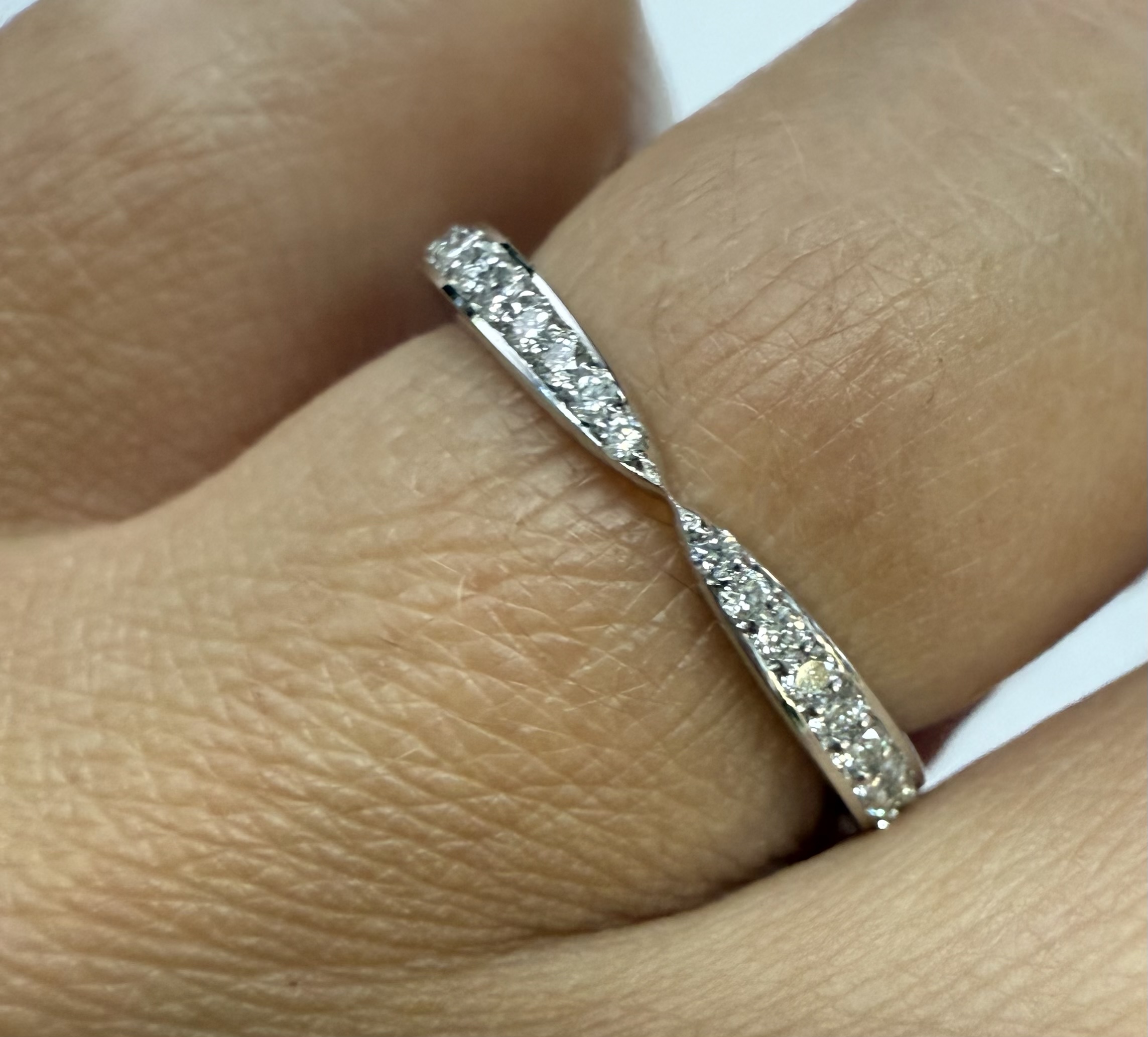 14k White Gold .23 Cttw Round Brilliant Cut Diamond Notched Band - Image 18