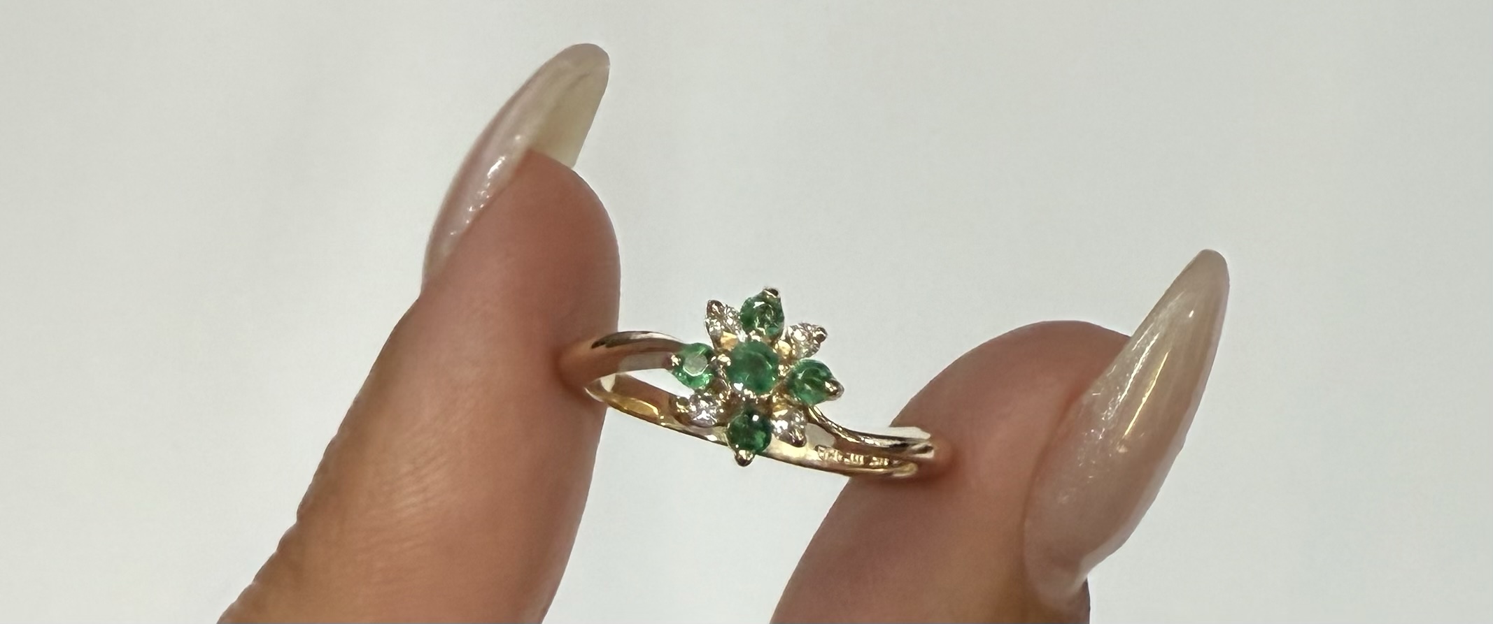 Vintage 14k Yellow Gold 1/4 Cttw Emerald & .10 Cttw Genuine Diamond Cluster Ring - Image 2