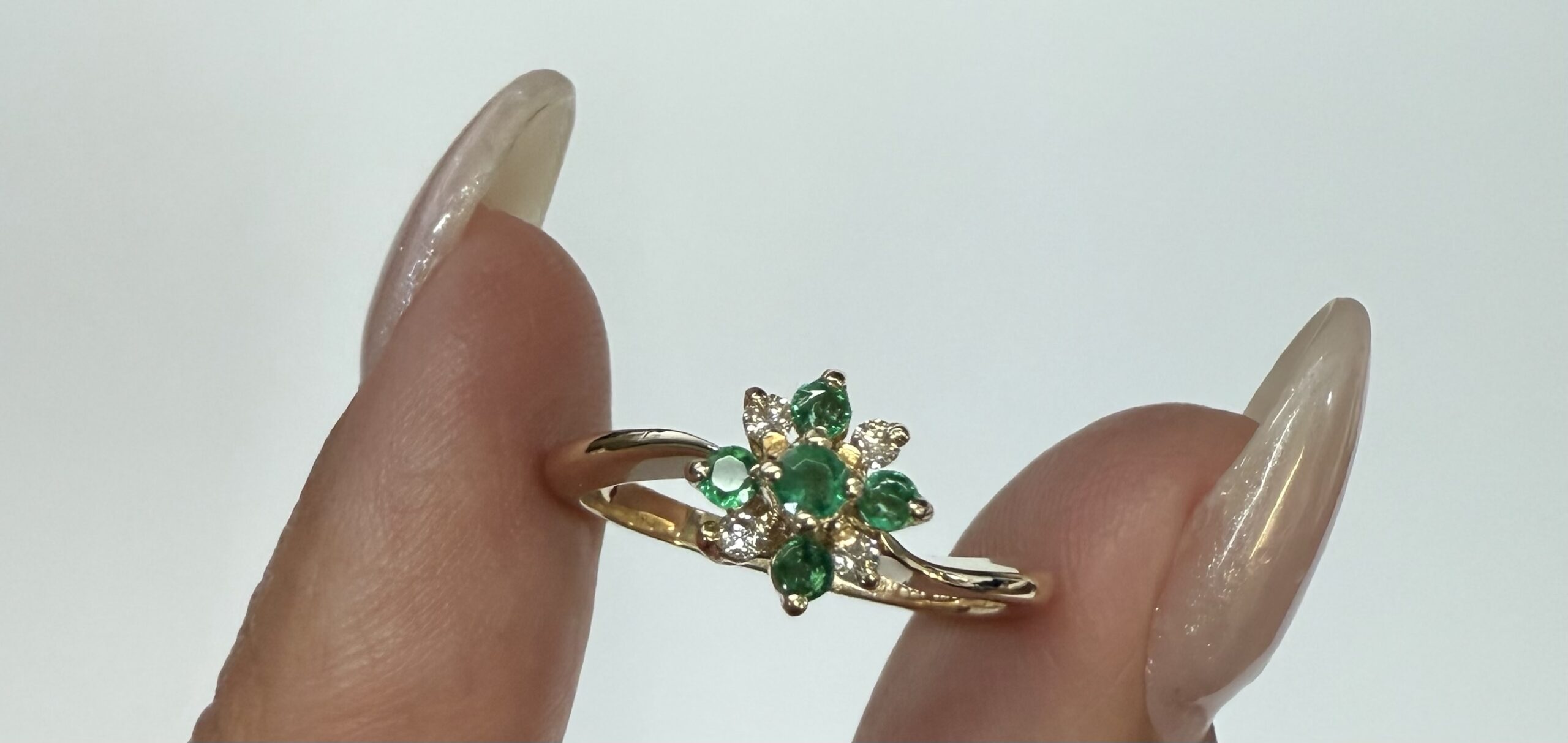 Vintage 14k Yellow Gold 1/4 Cttw Emerald & .10 Cttw Genuine Diamond Cluster Ring - Image 6