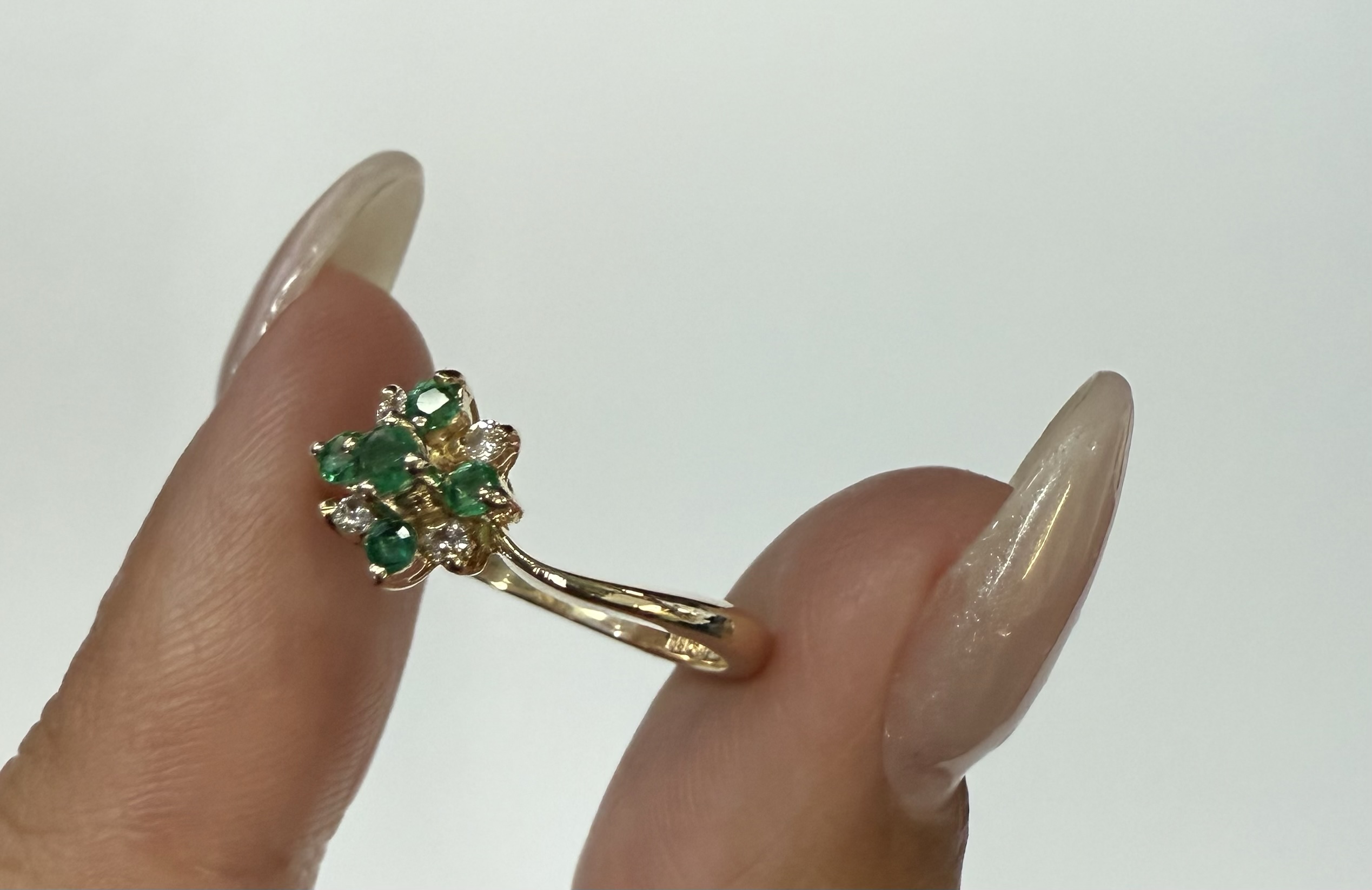 Vintage 14k Yellow Gold 1/4 Cttw Emerald & .10 Cttw Genuine Diamond Cluster Ring - Image 7